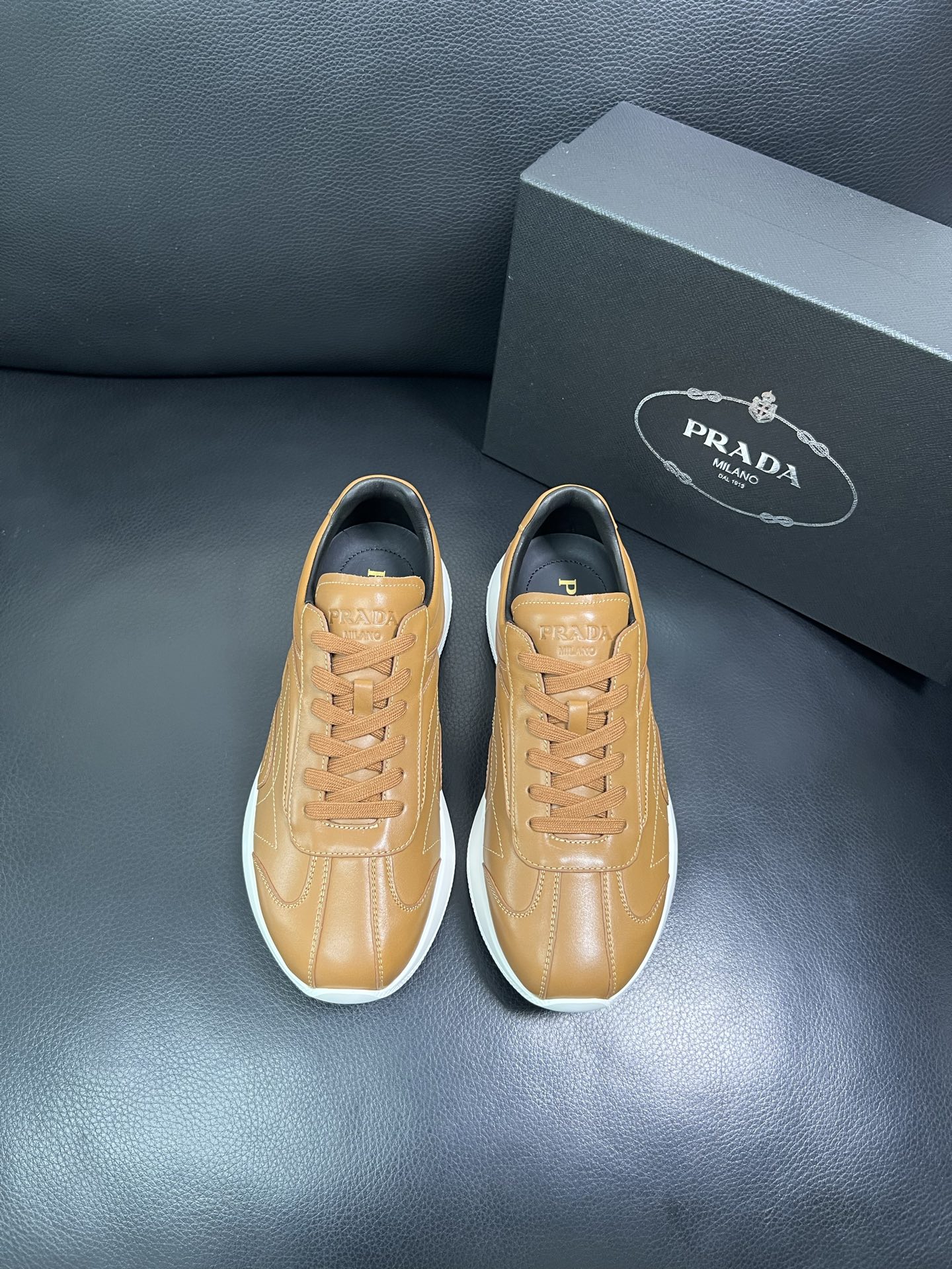 Prada 顶级工艺品，普拉达 专柜同步，原厂配置意大利进口牛皮面料，进口牛皮内里垫，透气舒适，鞋底：原