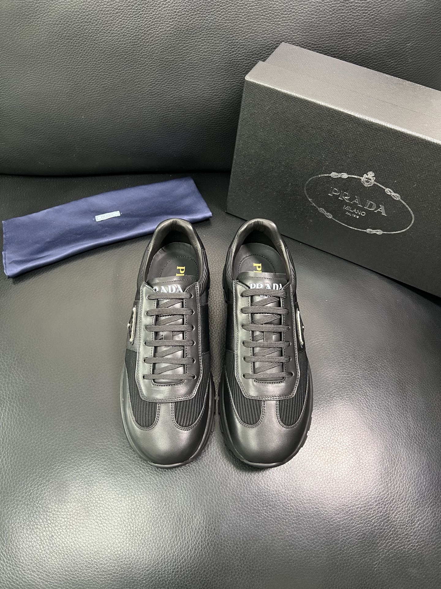 Prada 顶级工艺品，普拉达 专柜同步，原厂配置意大利进口牛皮面料，进口牛皮内里垫，透气舒适，鞋底：原