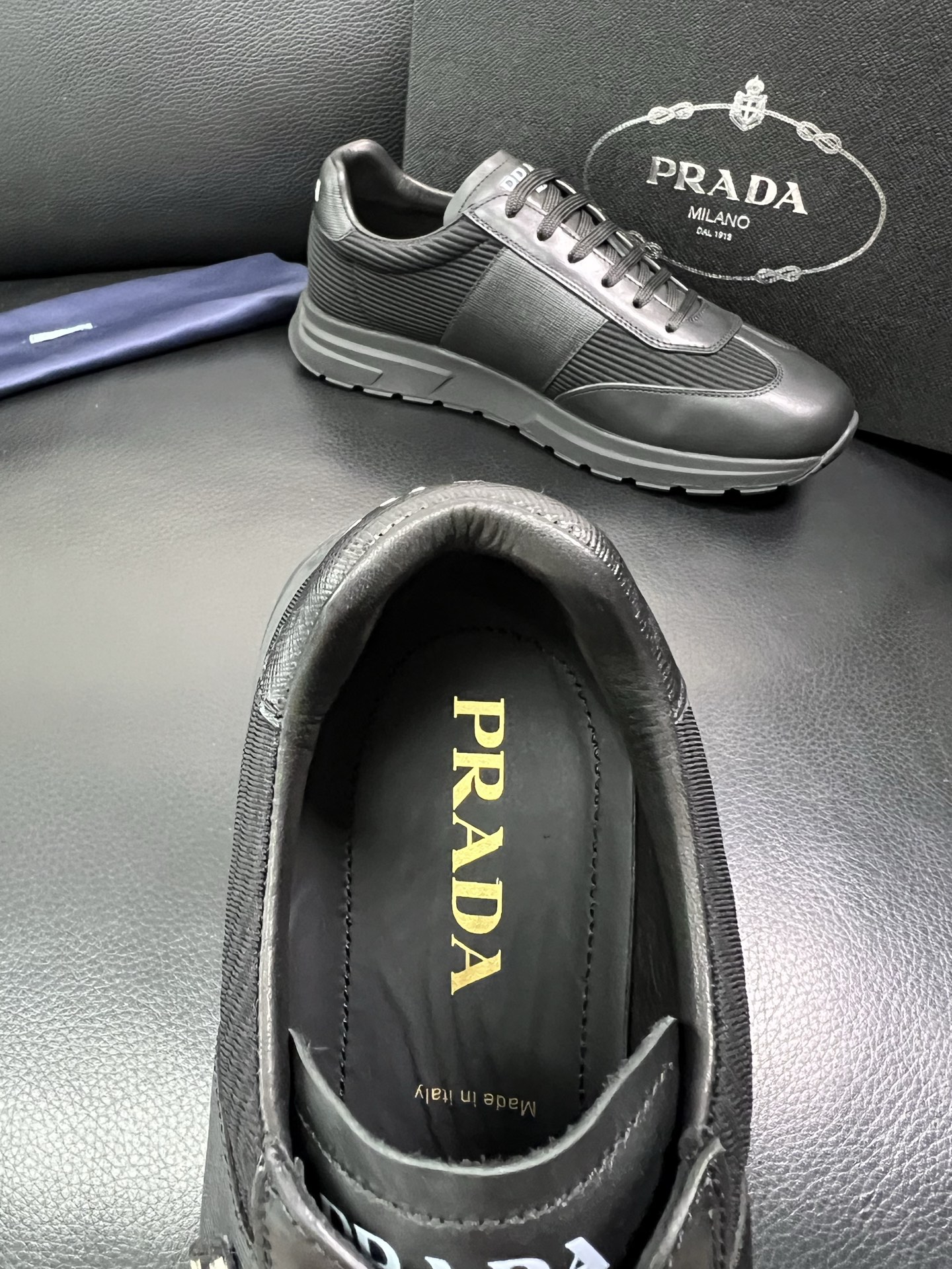 Prada 顶级工艺品，普拉达 专柜同步，原厂配置意大利进口牛皮面料，进口牛皮内里垫，透气舒适，鞋底：原