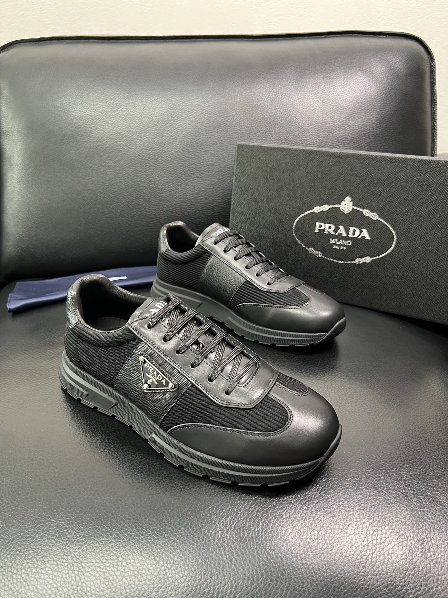 Prada 顶级工艺品，普拉达 专柜同步，原厂配置意大利进口牛皮面料，进口牛皮内里垫，透气舒适，鞋底：原