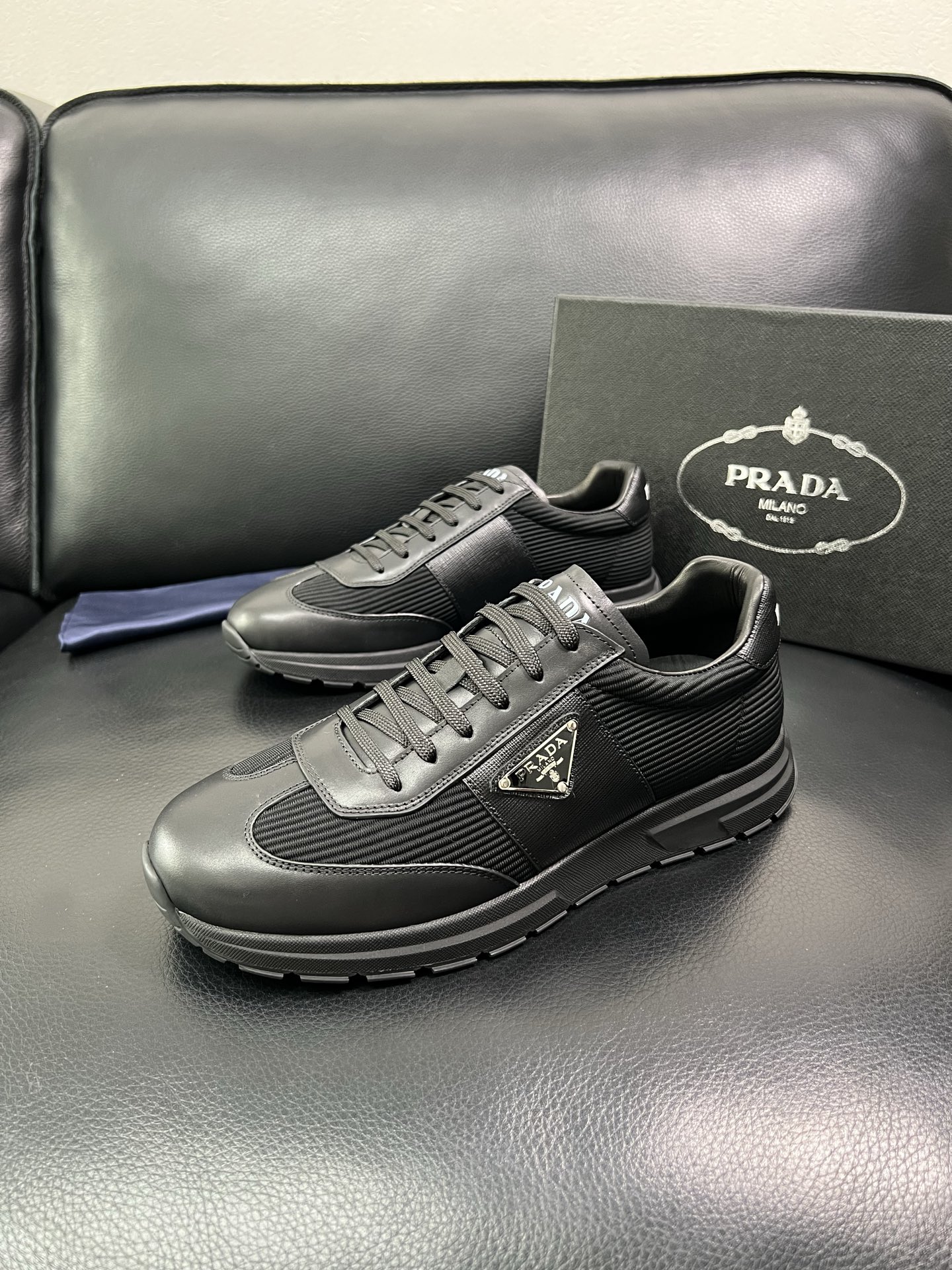 Prada 顶级工艺品，普拉达 专柜同步，原厂配置意大利进口牛皮面料，进口牛皮内里垫，透气舒适，鞋底：原