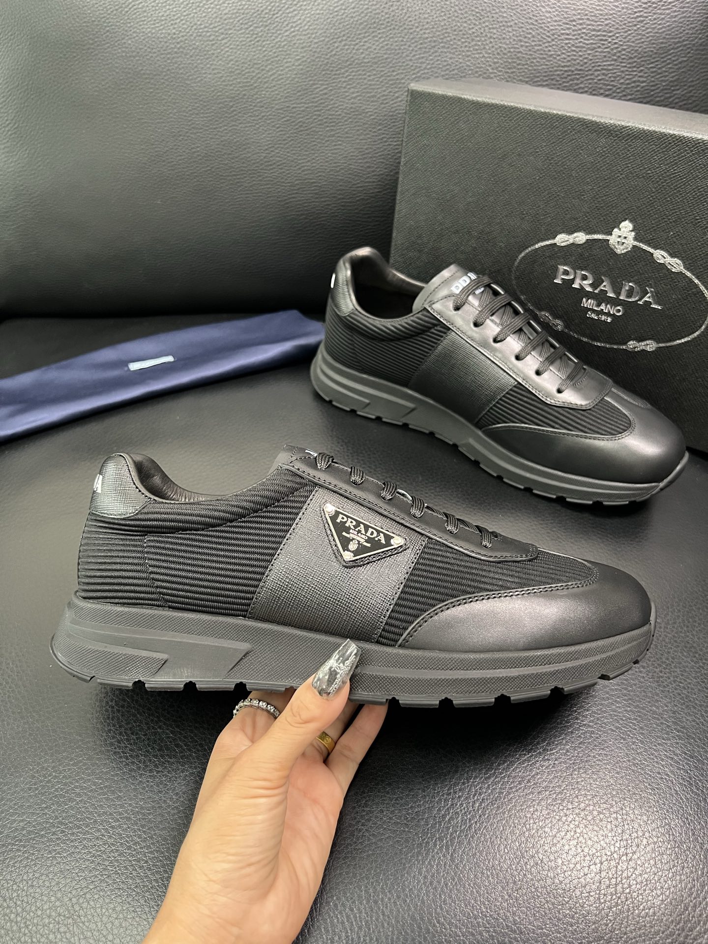 Prada 顶级工艺品，普拉达 专柜同步，原厂配置意大利进口牛皮面料，进口牛皮内里垫，透气舒适，鞋底：原
