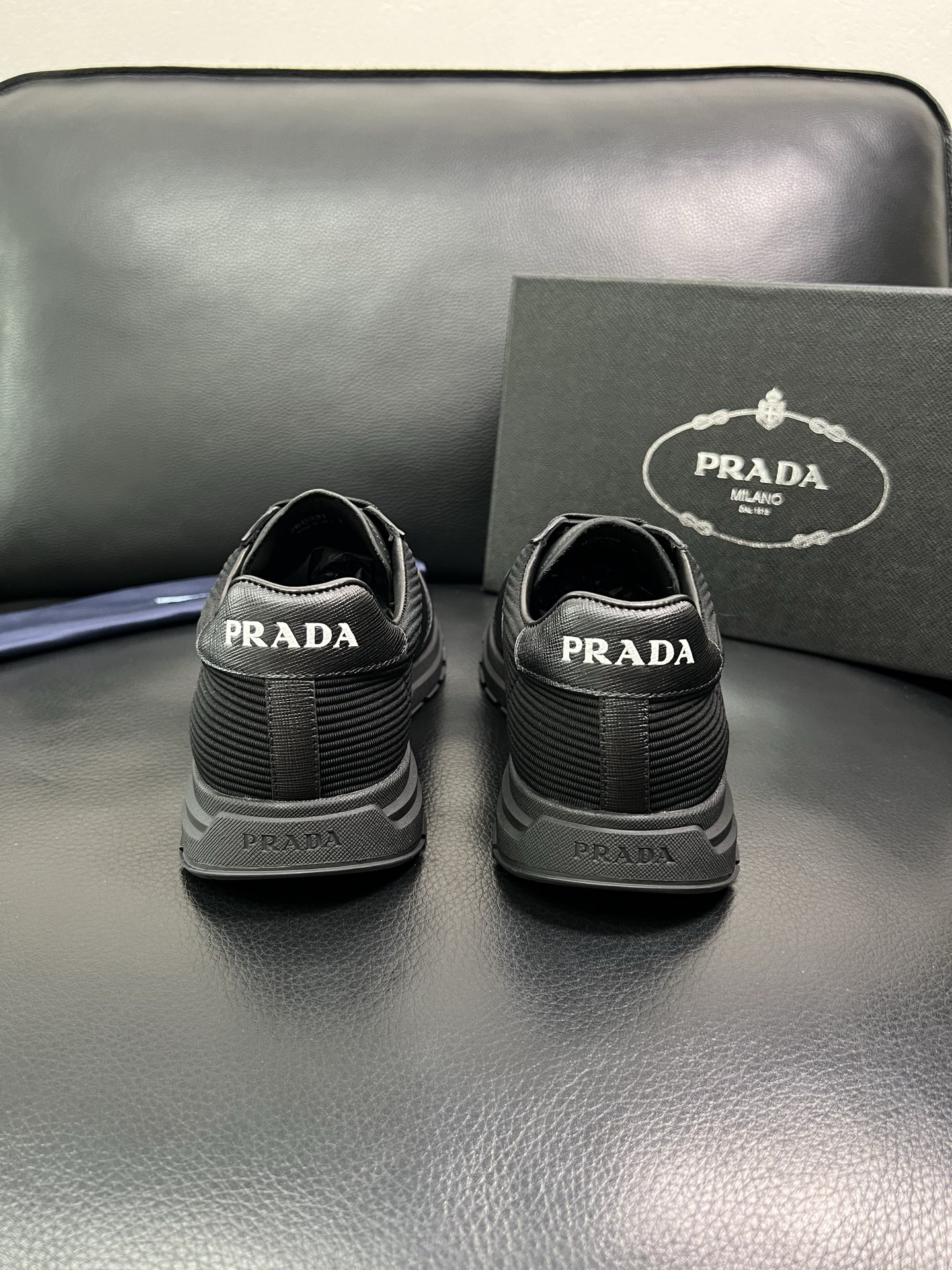 Prada 顶级工艺品，普拉达 专柜同步，原厂配置意大利进口牛皮面料，进口牛皮内里垫，透气舒适，鞋底：原