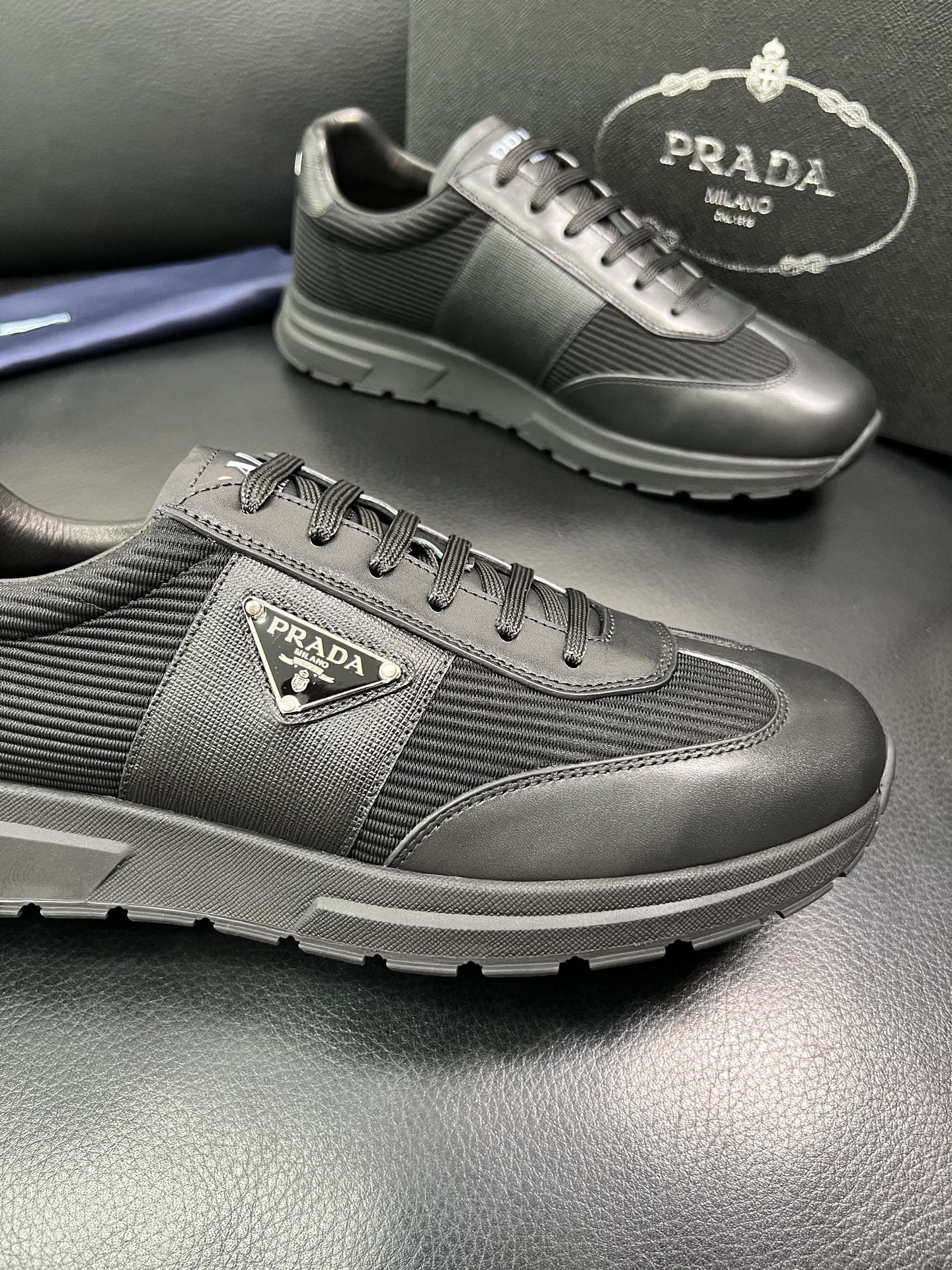 Prada 顶级工艺品，普拉达 专柜同步，原厂配置意大利进口牛皮面料，进口牛皮内里垫，透气舒适，鞋底：原