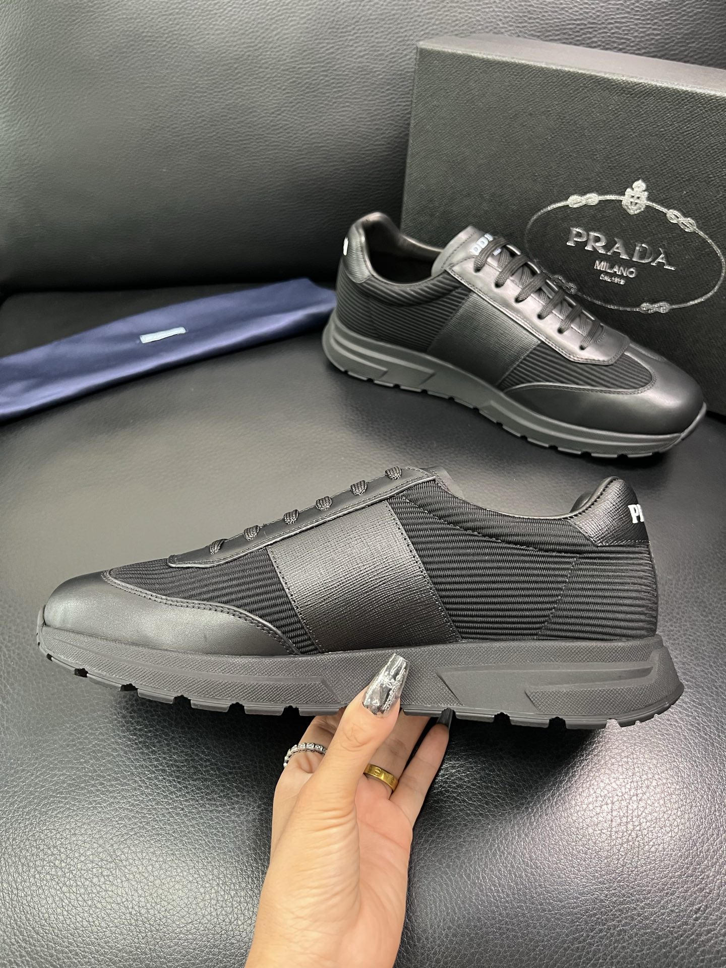Prada 顶级工艺品，普拉达 专柜同步，原厂配置意大利进口牛皮面料，进口牛皮内里垫，透气舒适，鞋底：原