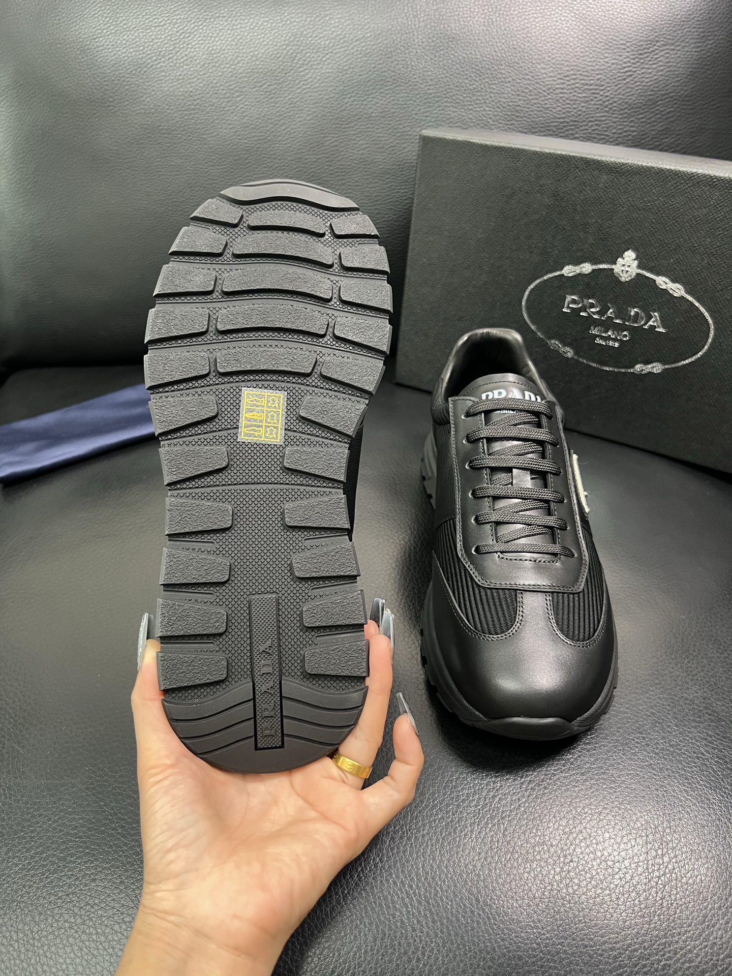Prada 顶级工艺品，普拉达 专柜同步，原厂配置意大利进口牛皮面料，进口牛皮内里垫，透气舒适，鞋底：原