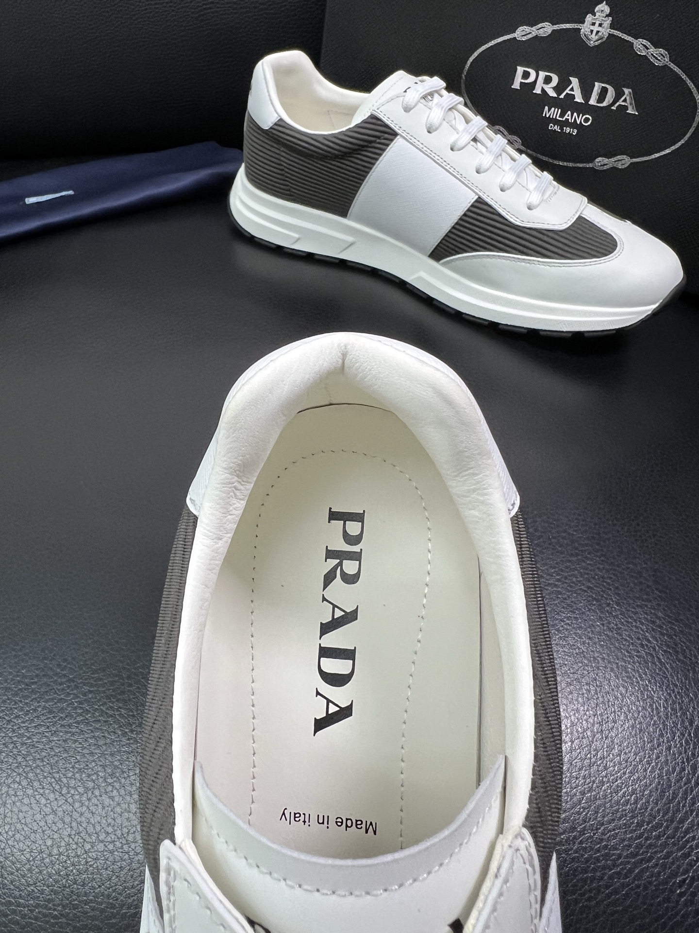 Prada 顶级工艺品，普拉达 专柜同步，原厂配置意大利进口牛皮面料，进口牛皮内里垫，透气舒适，鞋底：原