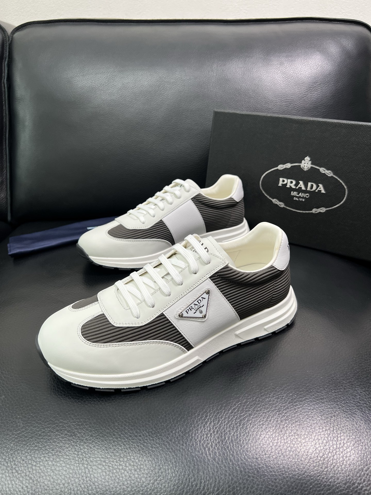 Prada 顶级工艺品，普拉达 专柜同步，原厂配置意大利进口牛皮面料，进口牛皮内里垫，透气舒适，鞋底：原