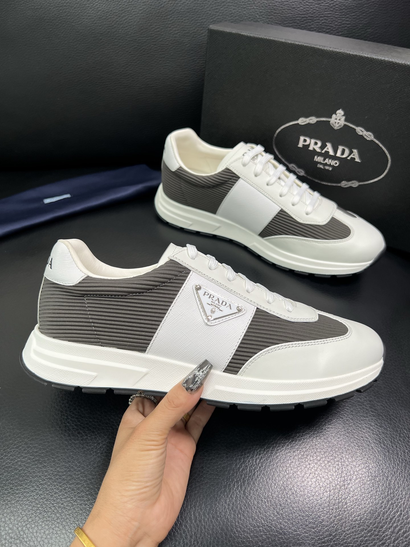 Prada 顶级工艺品，普拉达 专柜同步，原厂配置意大利进口牛皮面料，进口牛皮内里垫，透气舒适，鞋底：原