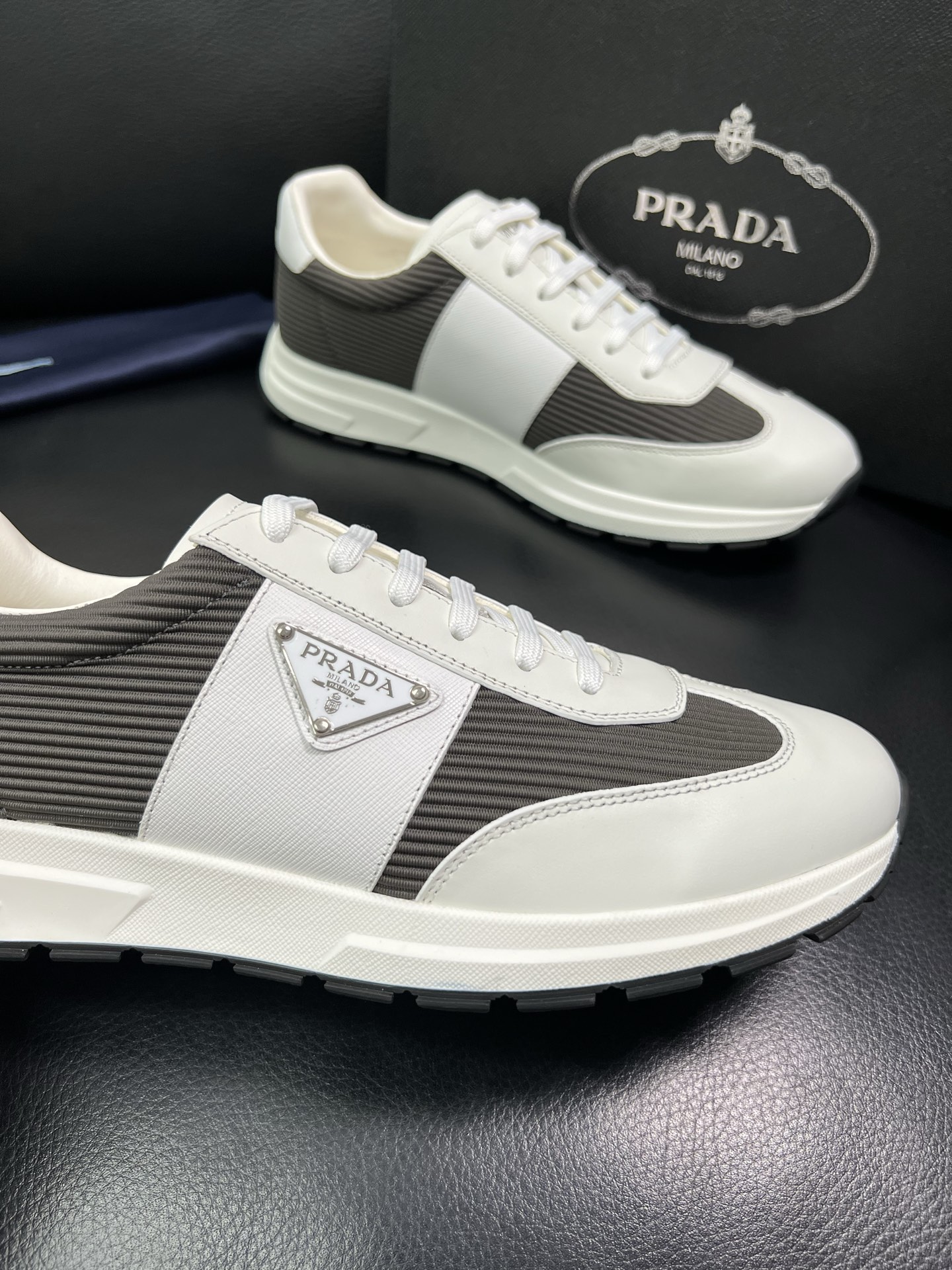 Prada 顶级工艺品，普拉达 专柜同步，原厂配置意大利进口牛皮面料，进口牛皮内里垫，透气舒适，鞋底：原