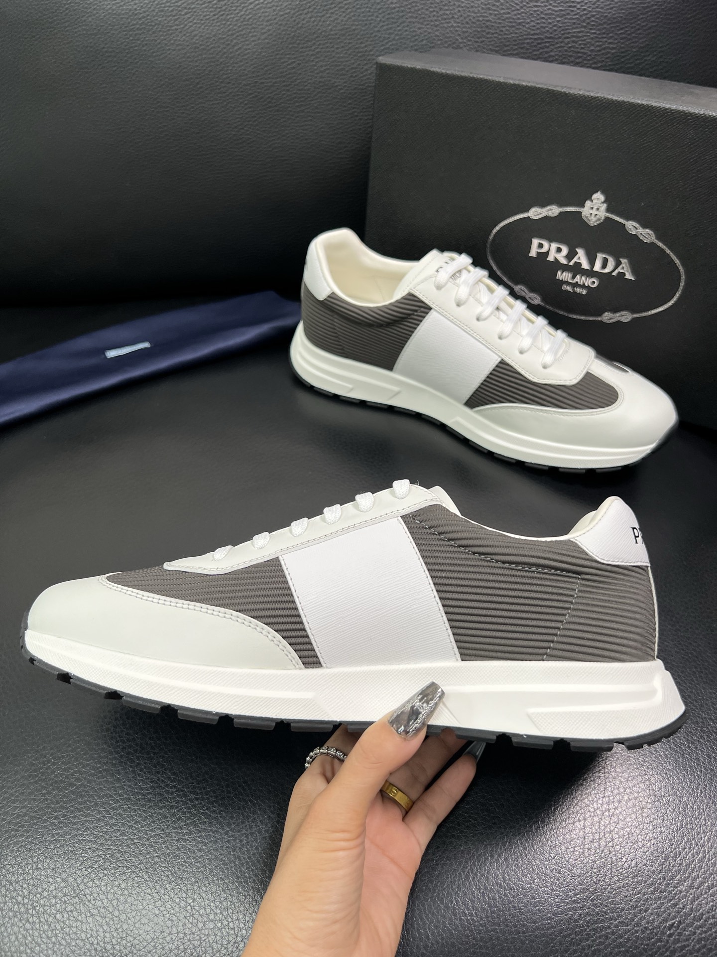 Prada 顶级工艺品，普拉达 专柜同步，原厂配置意大利进口牛皮面料，进口牛皮内里垫，透气舒适，鞋底：原