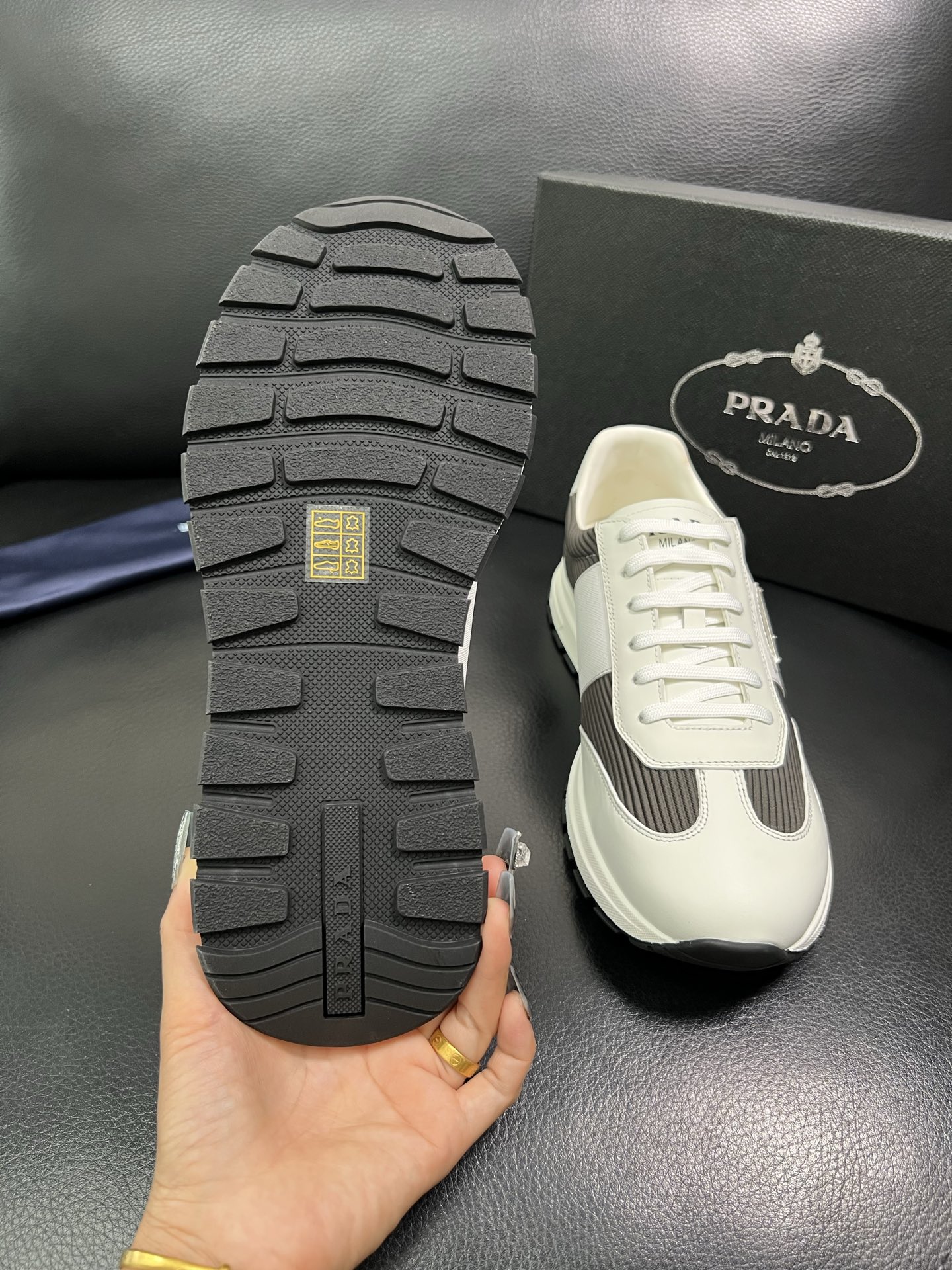 Prada 顶级工艺品，普拉达 专柜同步，原厂配置意大利进口牛皮面料，进口牛皮内里垫，透气舒适，鞋底：原