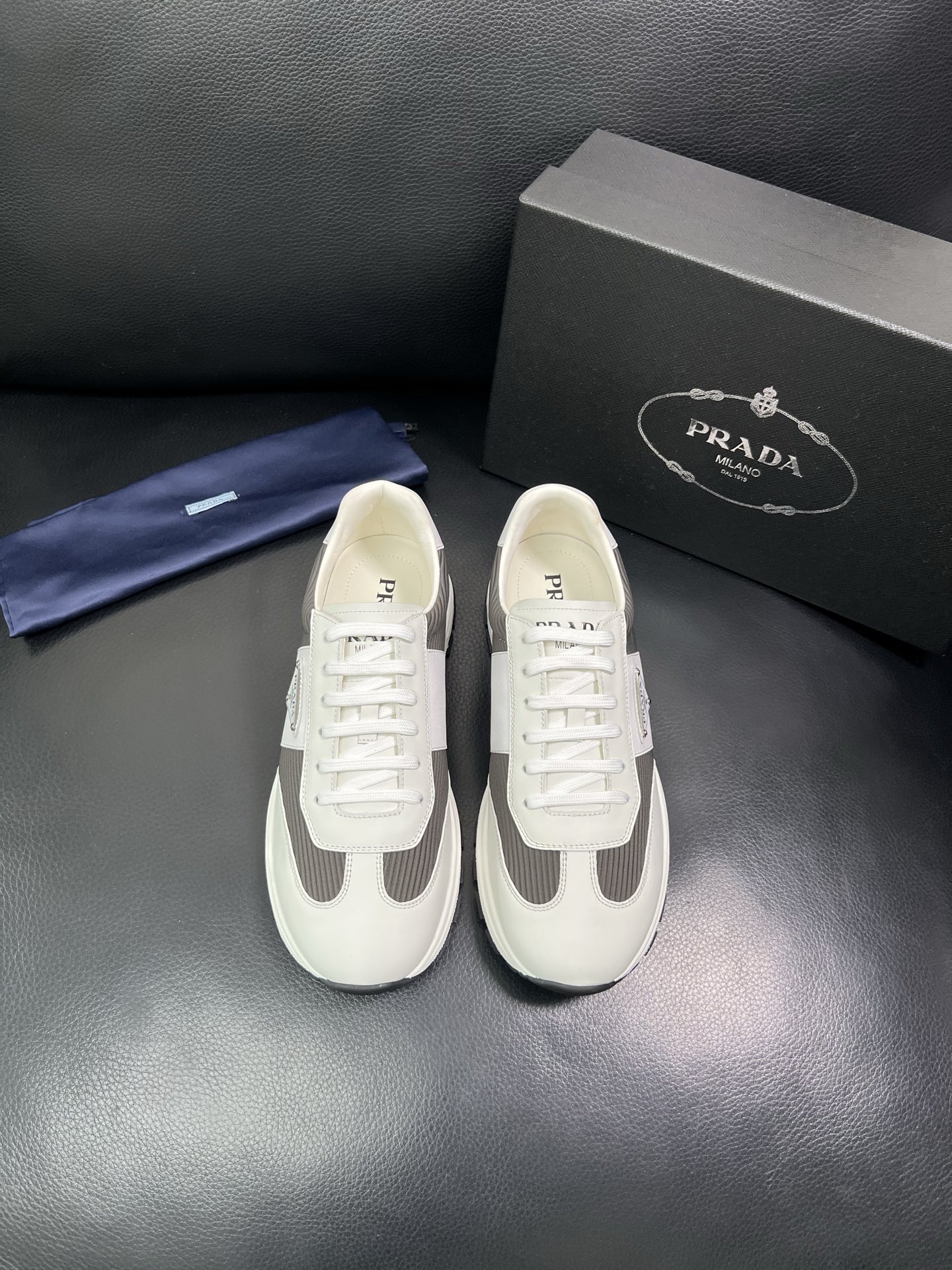 Prada 顶级工艺品，普拉达 专柜同步，原厂配置意大利进口牛皮面料，进口牛皮内里垫，透气舒适，鞋底：原