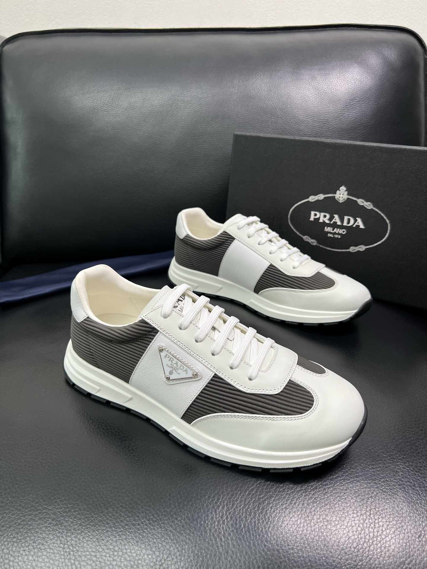 Prada 顶级工艺品，普拉达 专柜同步，原厂配置意大利进口牛皮面料，进口牛皮内里垫，透气舒适，鞋底：原