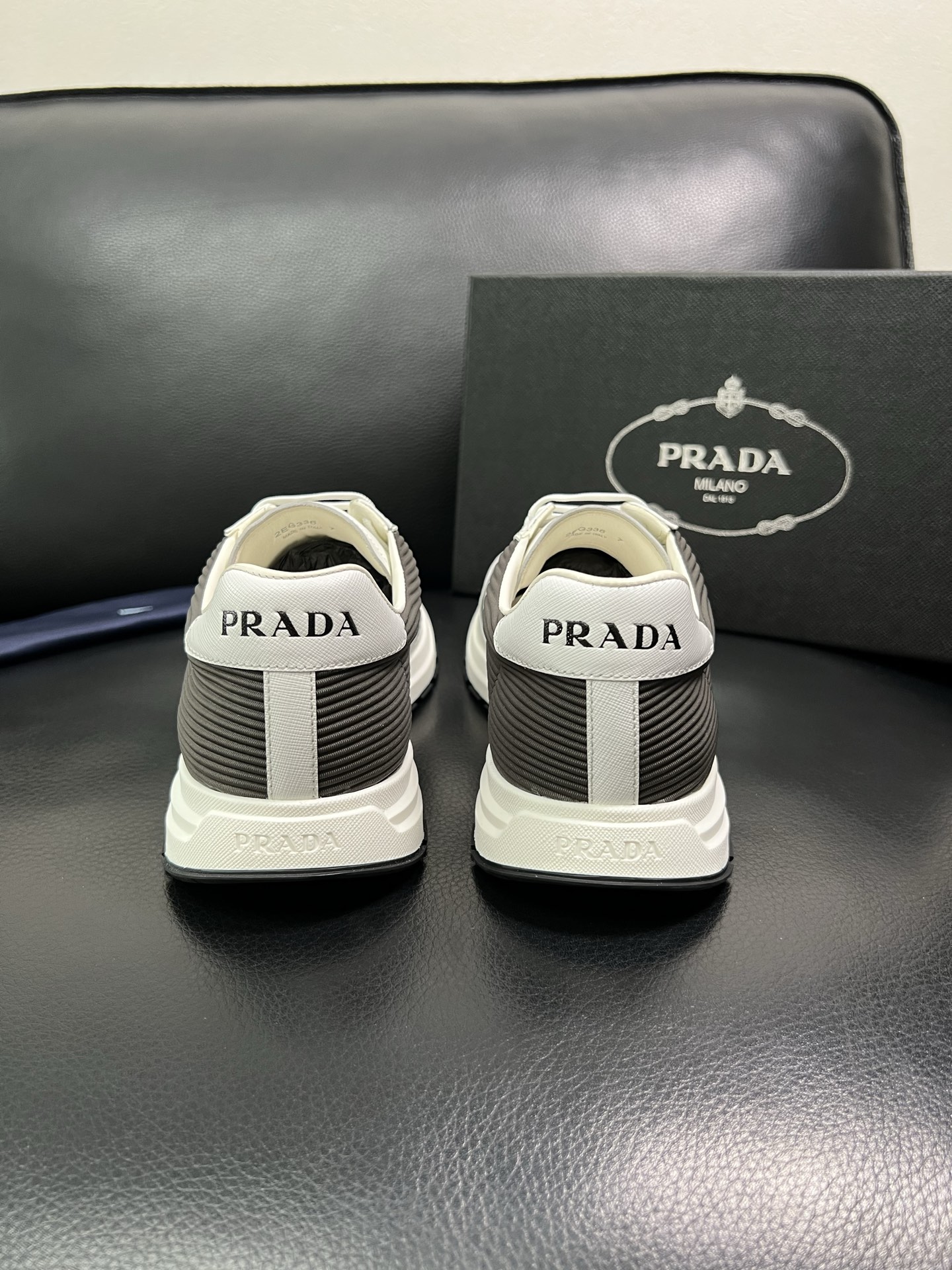 Prada 顶级工艺品，普拉达 专柜同步，原厂配置意大利进口牛皮面料，进口牛皮内里垫，透气舒适，鞋底：原