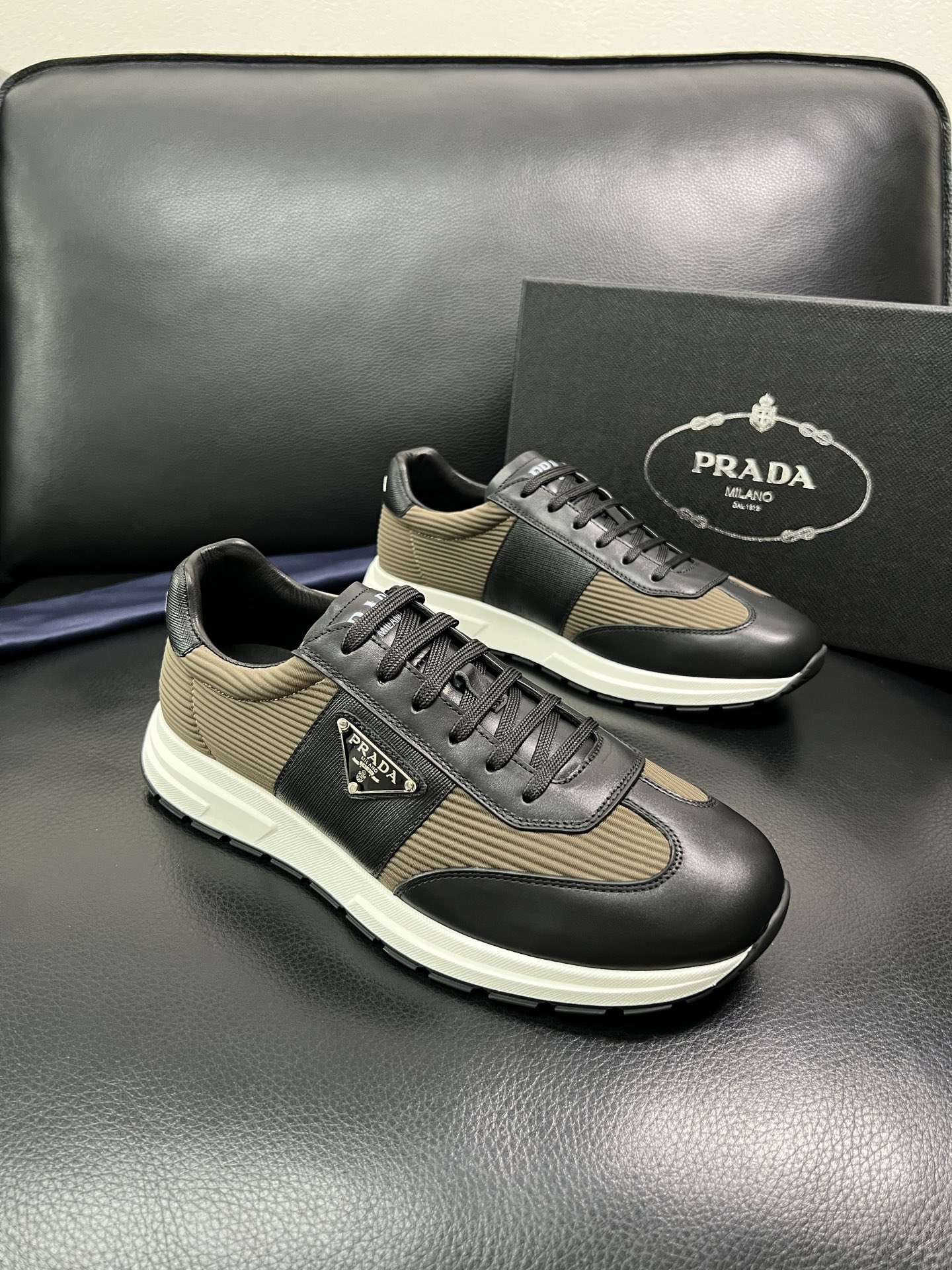 Prada 顶级工艺品，普拉达 专柜同步，原厂配置意大利进口牛皮面料，进口牛皮内里垫，透气舒适，鞋底：原