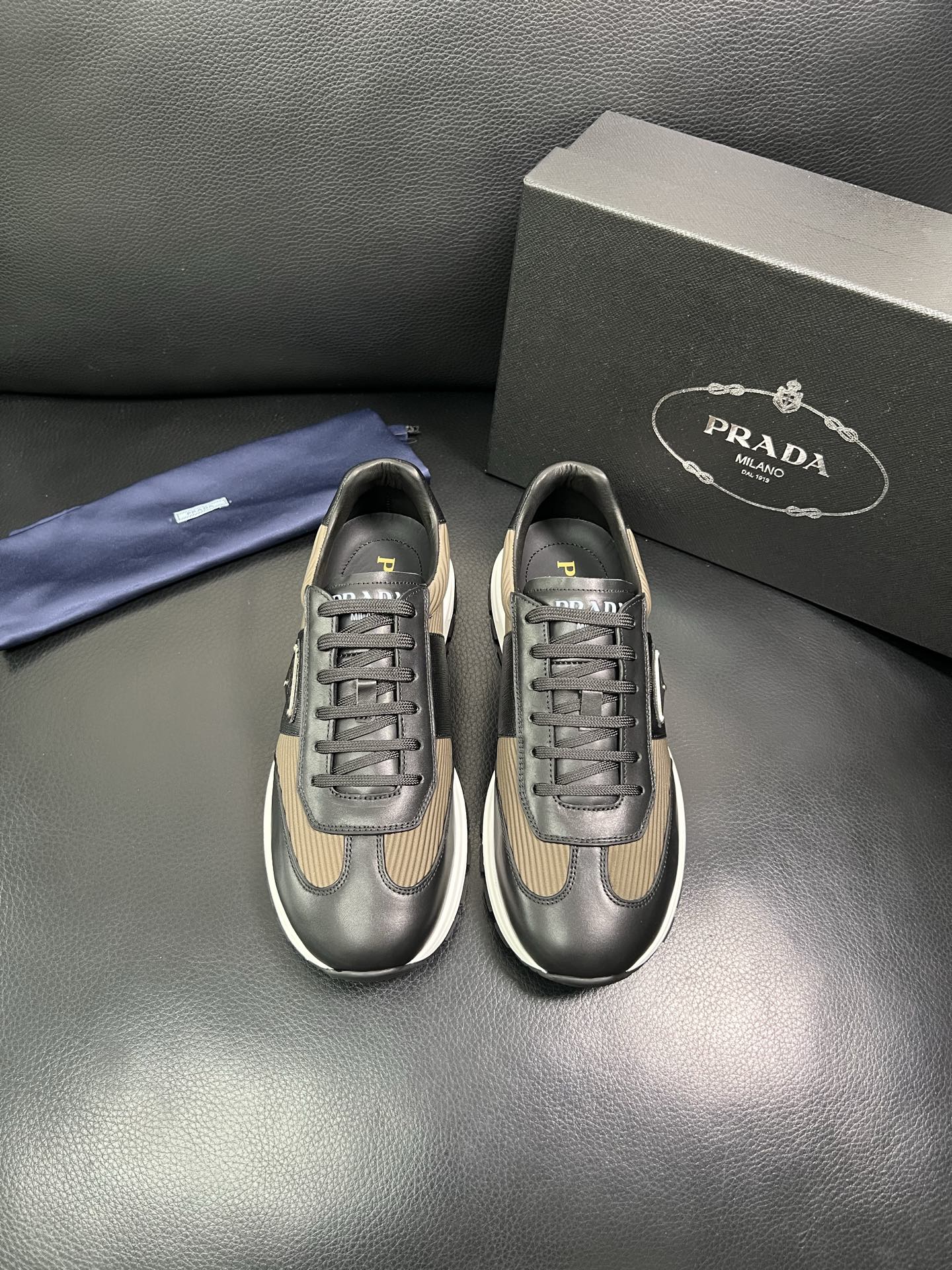 Prada 顶级工艺品，普拉达 专柜同步，原厂配置意大利进口牛皮面料，进口牛皮内里垫，透气舒适，鞋底：原