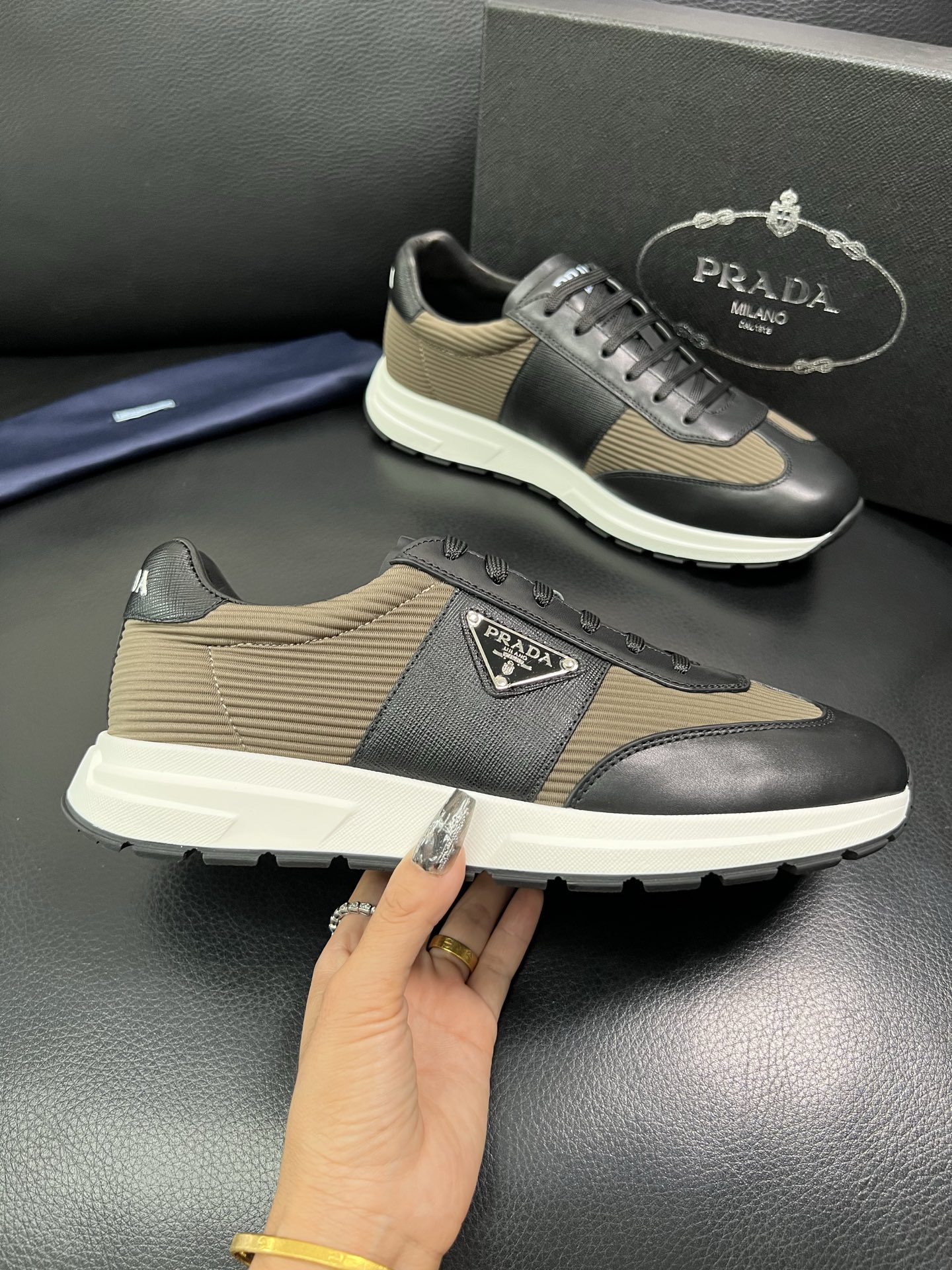 Prada 顶级工艺品，普拉达 专柜同步，原厂配置意大利进口牛皮面料，进口牛皮内里垫，透气舒适，鞋底：原