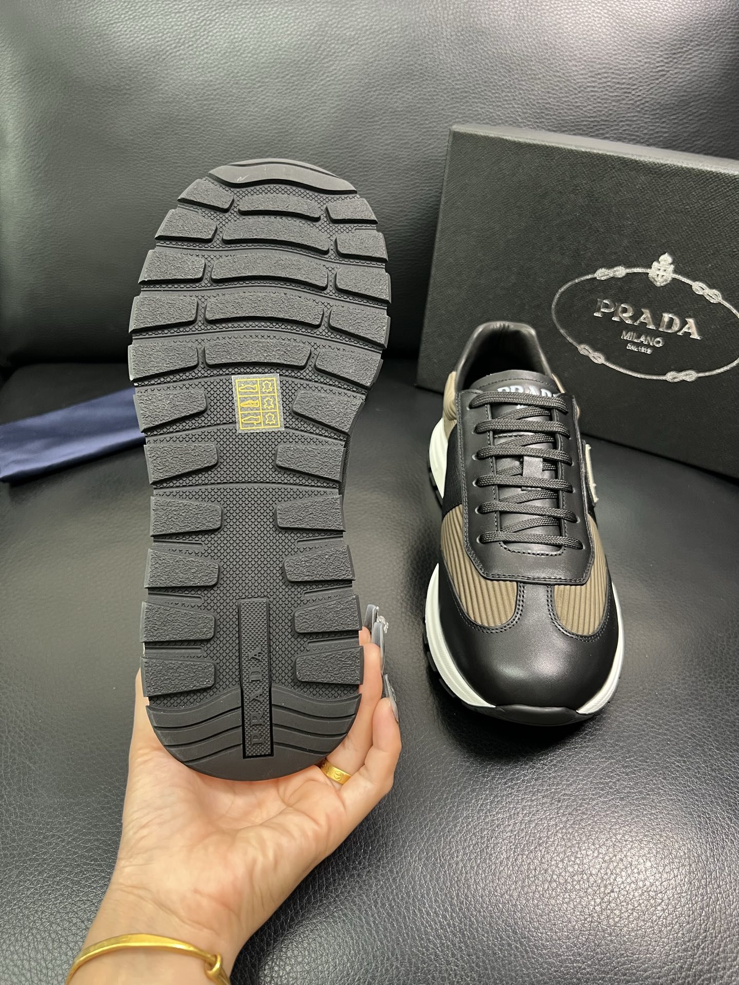 Prada 顶级工艺品，普拉达 专柜同步，原厂配置意大利进口牛皮面料，进口牛皮内里垫，透气舒适，鞋底：原