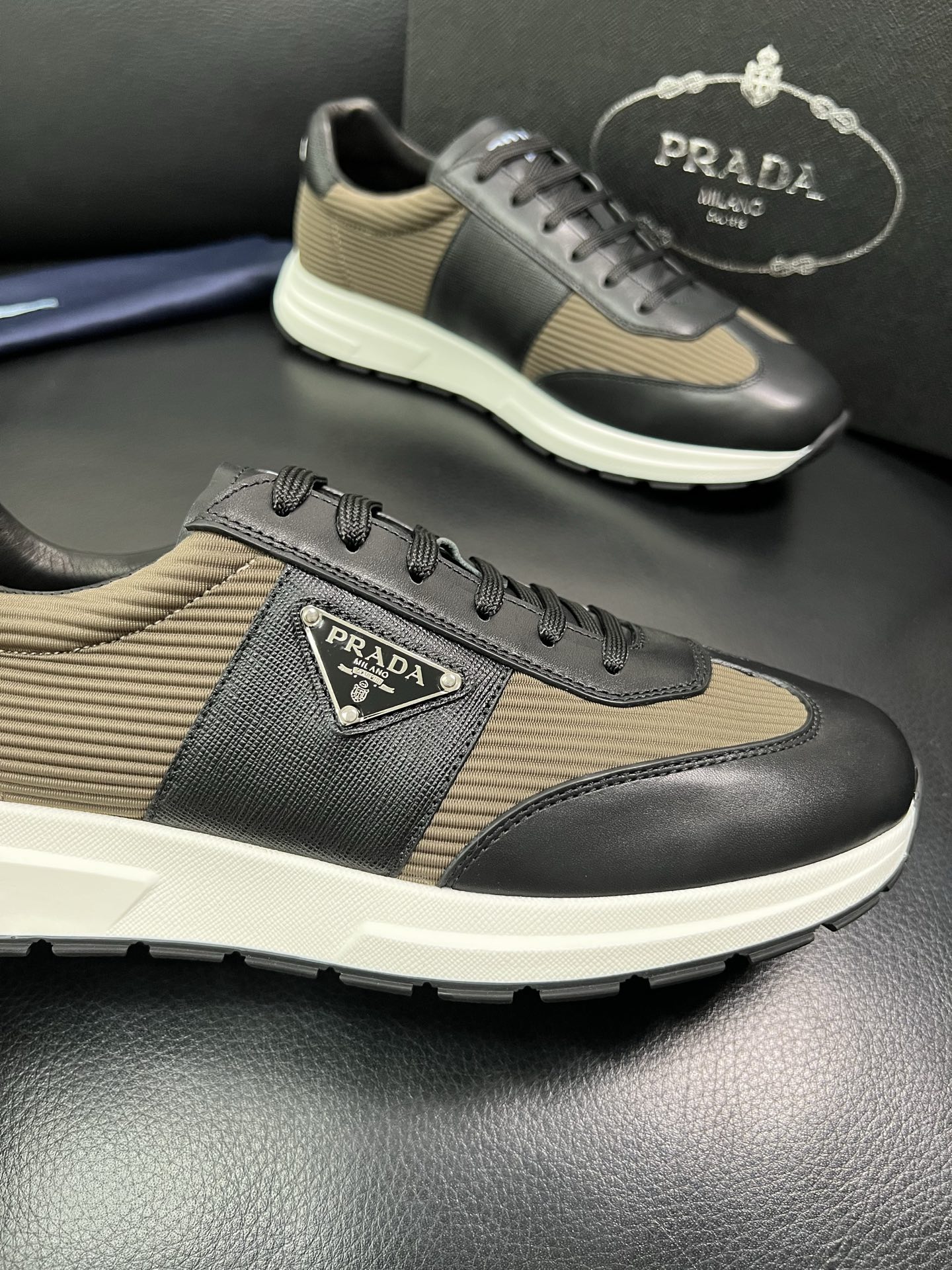 Prada 顶级工艺品，普拉达 专柜同步，原厂配置意大利进口牛皮面料，进口牛皮内里垫，透气舒适，鞋底：原
