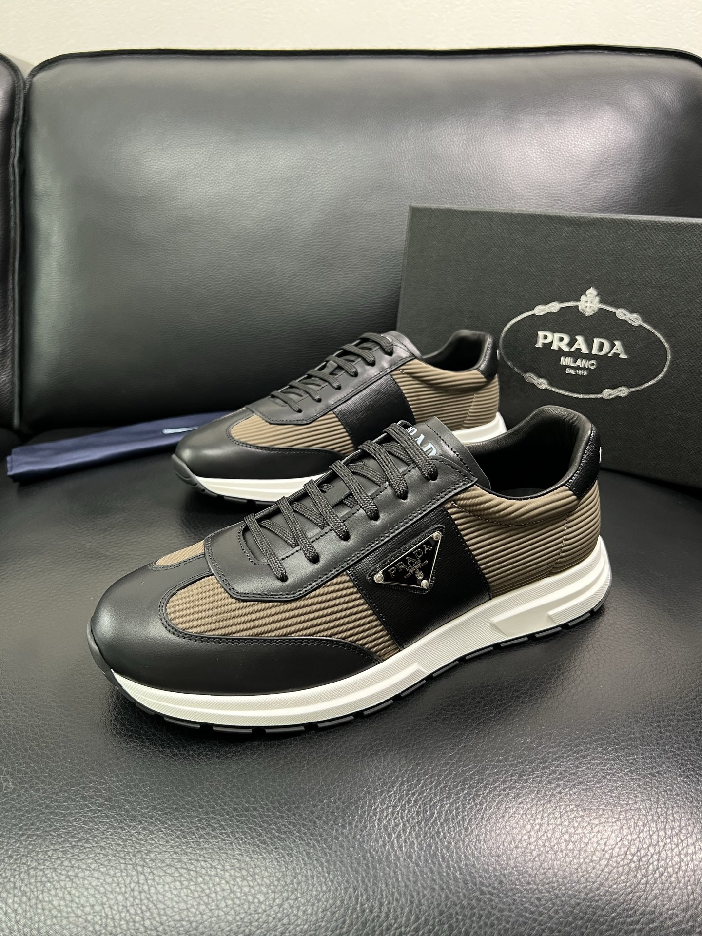 Prada 顶级工艺品，普拉达 专柜同步，原厂配置意大利进口牛皮面料，进口牛皮内里垫，透气舒适，鞋底：原