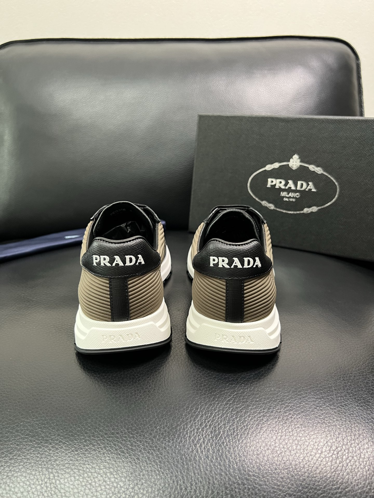 Prada 顶级工艺品，普拉达 专柜同步，原厂配置意大利进口牛皮面料，进口牛皮内里垫，透气舒适，鞋底：原