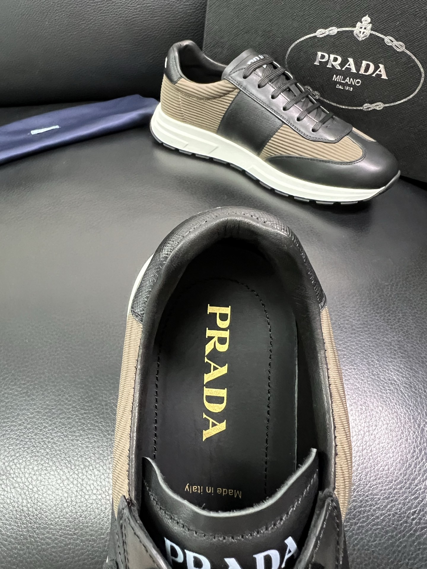 Prada 顶级工艺品，普拉达 专柜同步，原厂配置意大利进口牛皮面料，进口牛皮内里垫，透气舒适，鞋底：原