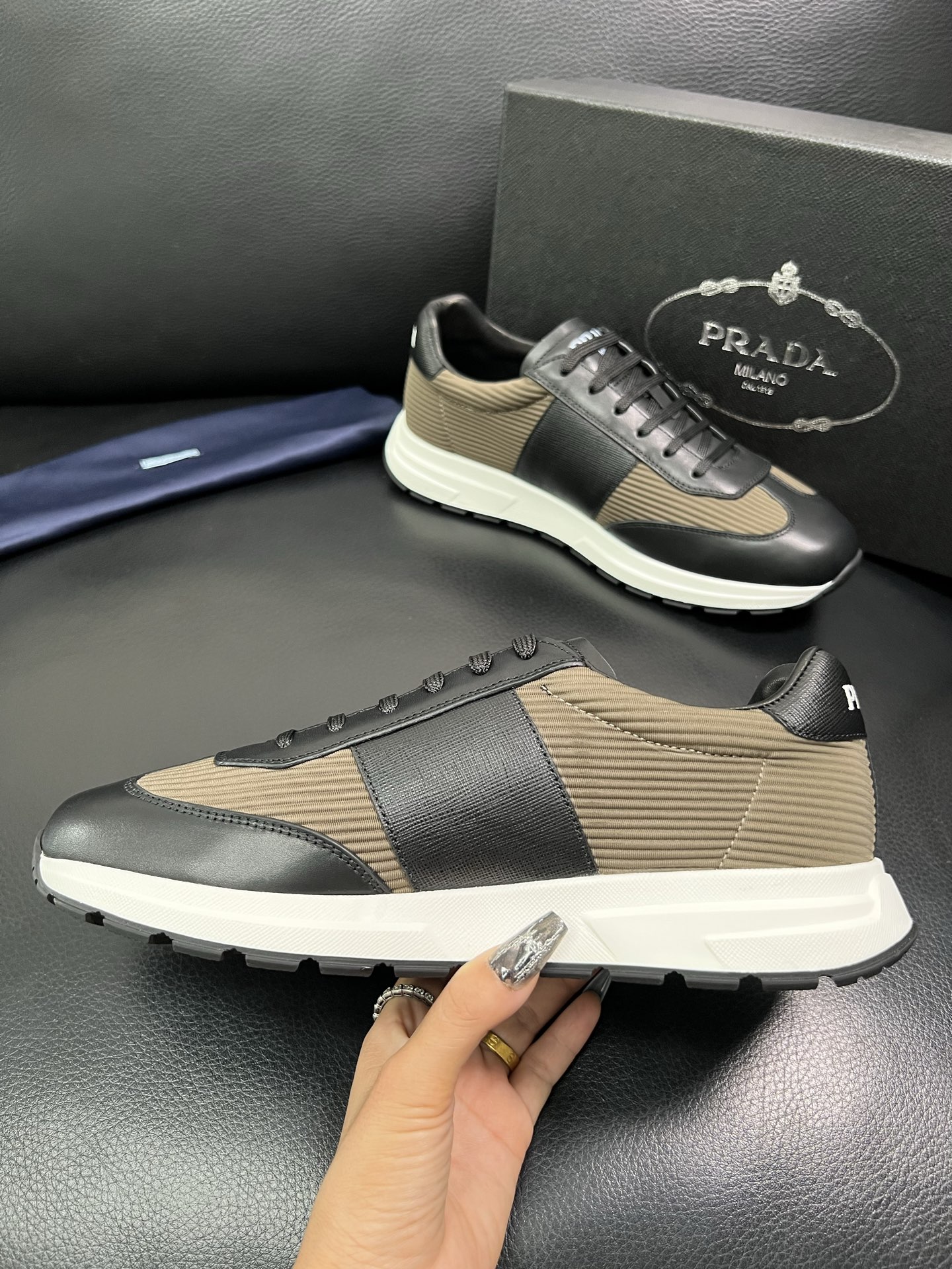 Prada 顶级工艺品，普拉达 专柜同步，原厂配置意大利进口牛皮面料，进口牛皮内里垫，透气舒适，鞋底：原