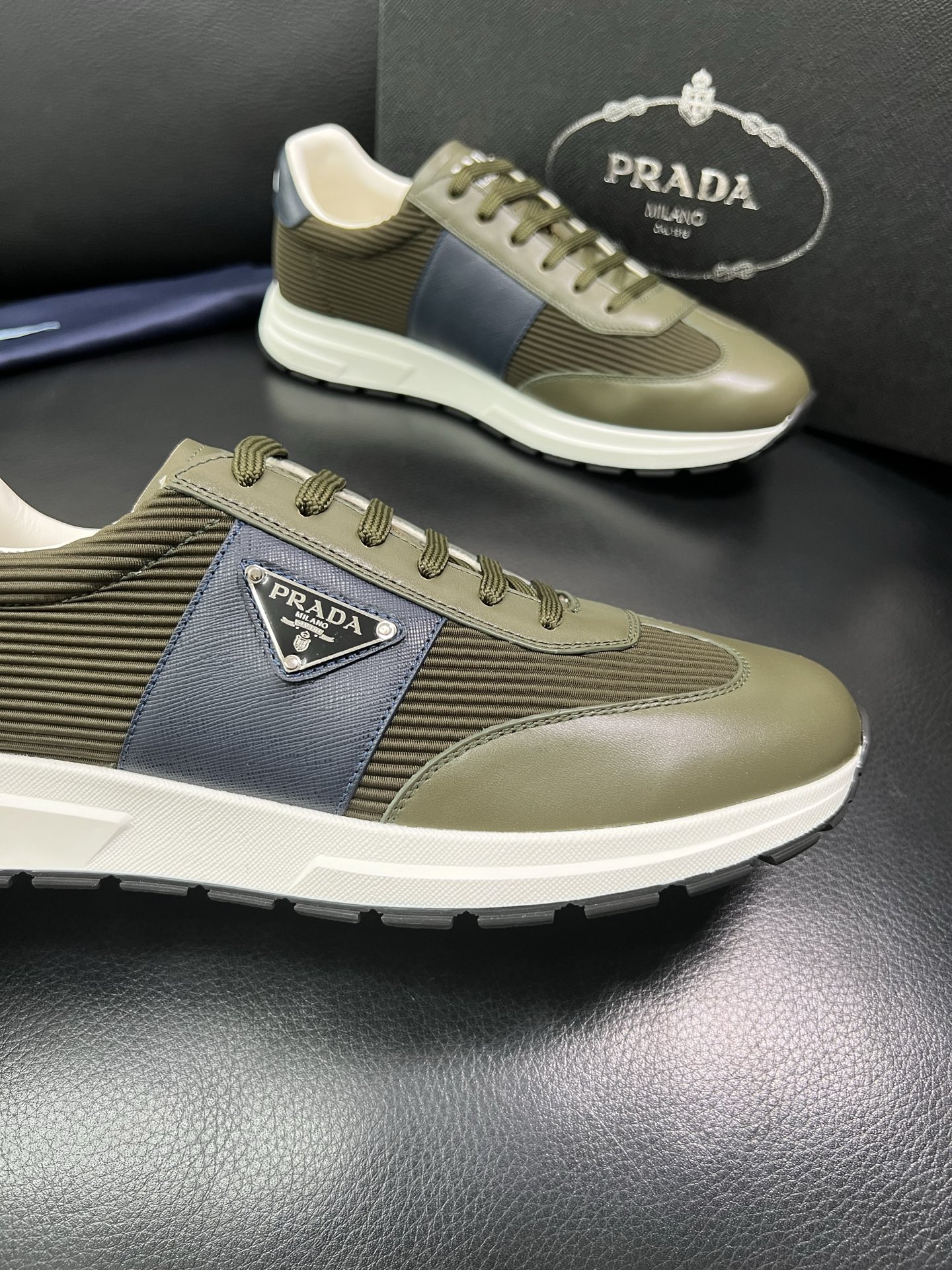 Prada 顶级工艺品，普拉达 专柜同步，原厂配置意大利进口牛皮面料，进口牛皮内里垫，透气舒适，鞋底：原