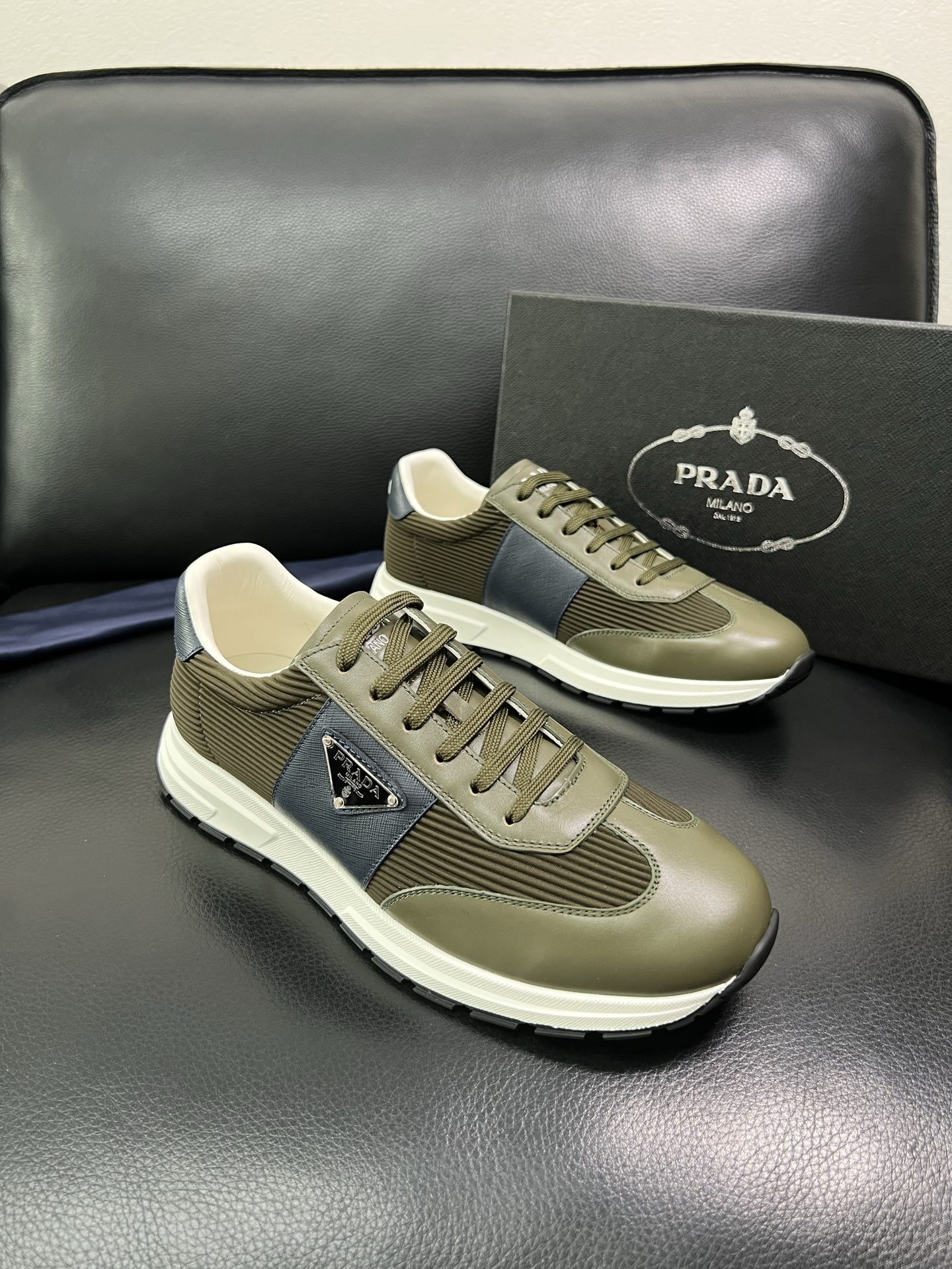 Prada 顶级工艺品，普拉达 专柜同步，原厂配置意大利进口牛皮面料，进口牛皮内里垫，透气舒适，鞋底：原
