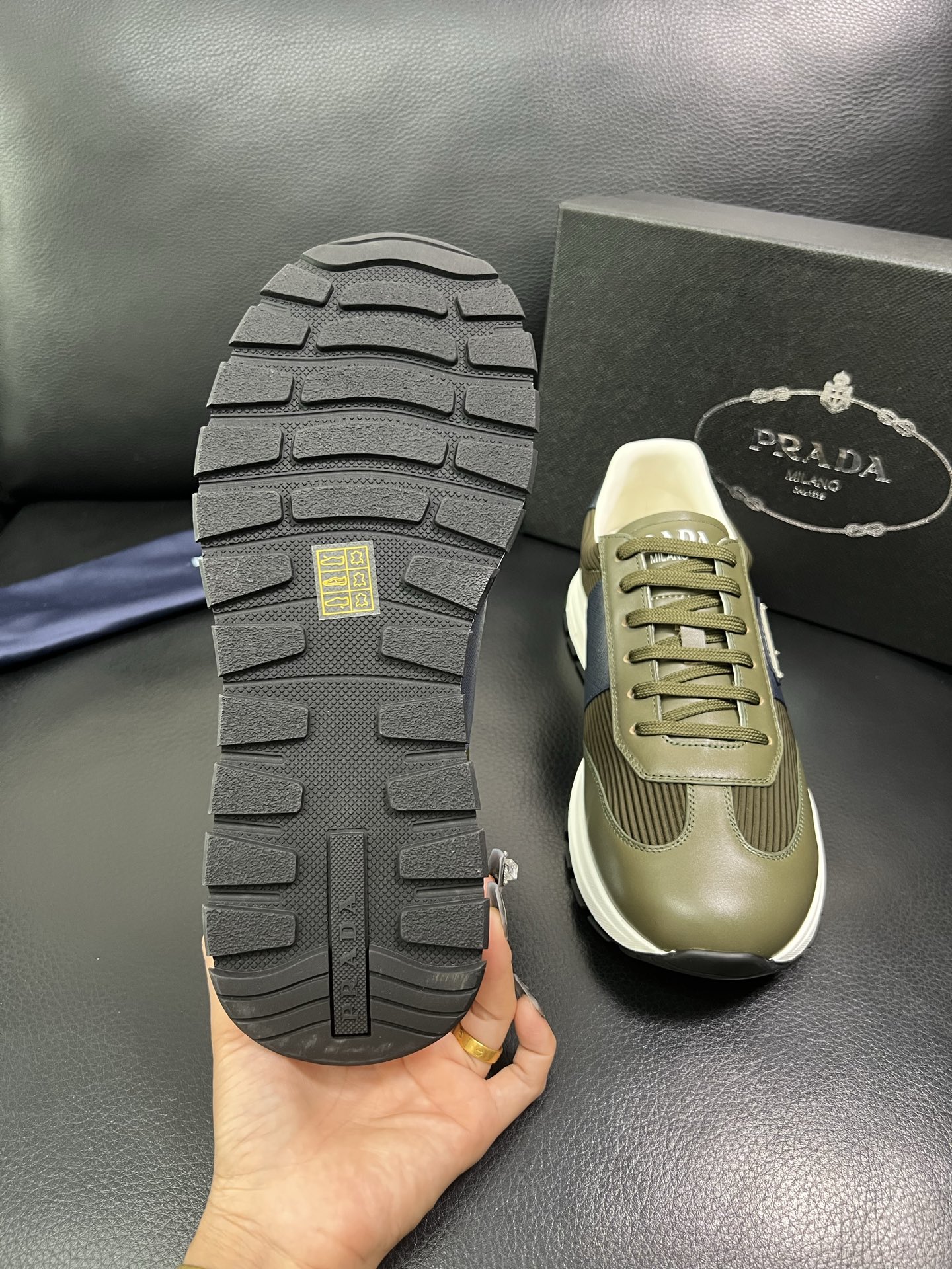 Prada 顶级工艺品，普拉达 专柜同步，原厂配置意大利进口牛皮面料，进口牛皮内里垫，透气舒适，鞋底：原