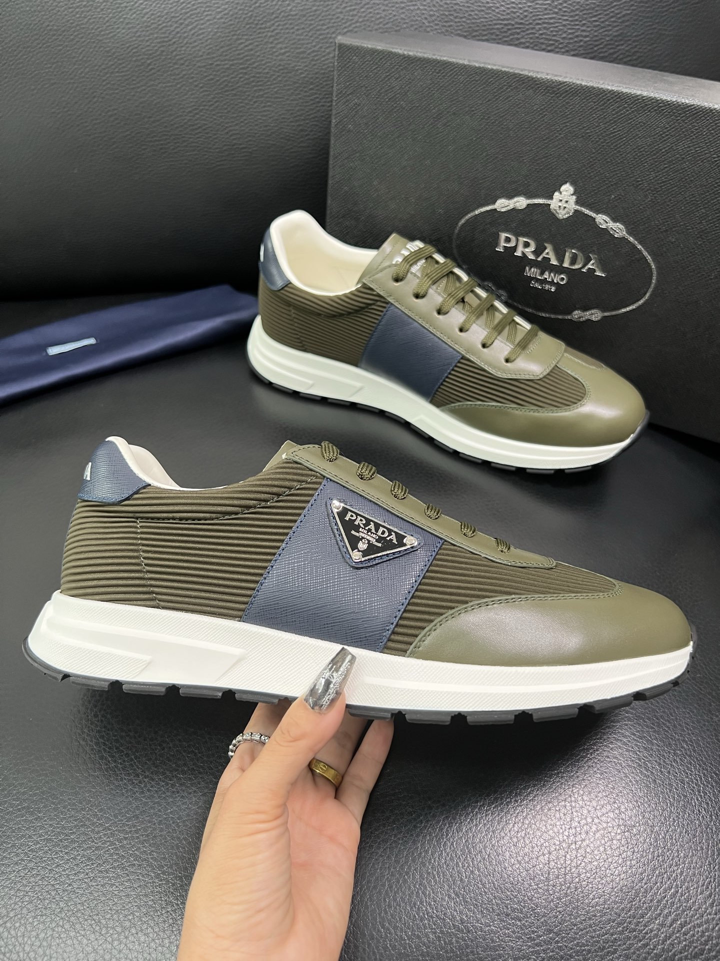 Prada 顶级工艺品，普拉达 专柜同步，原厂配置意大利进口牛皮面料，进口牛皮内里垫，透气舒适，鞋底：原