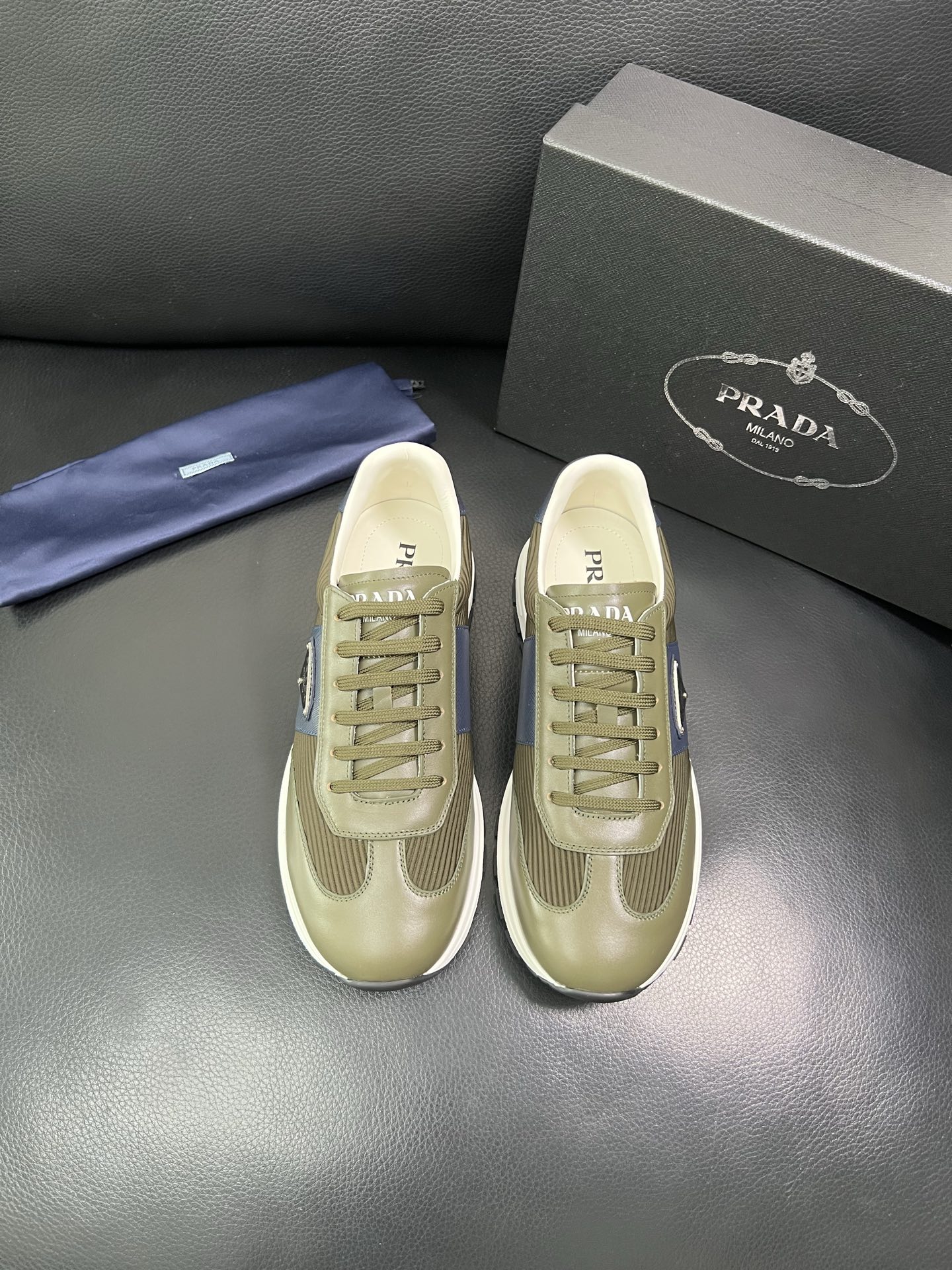 Prada 顶级工艺品，普拉达 专柜同步，原厂配置意大利进口牛皮面料，进口牛皮内里垫，透气舒适，鞋底：原