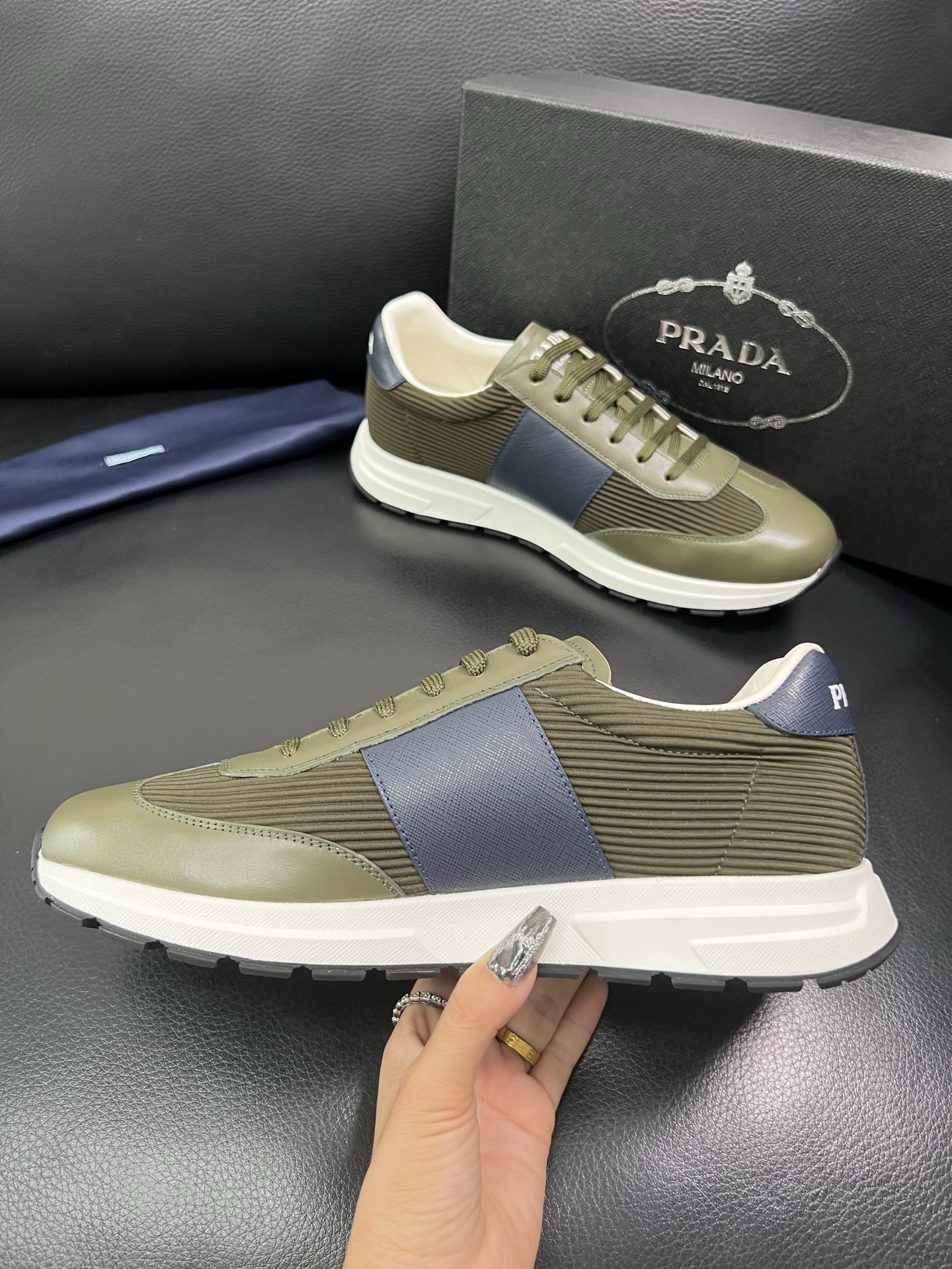 Prada 顶级工艺品，普拉达 专柜同步，原厂配置意大利进口牛皮面料，进口牛皮内里垫，透气舒适，鞋底：原