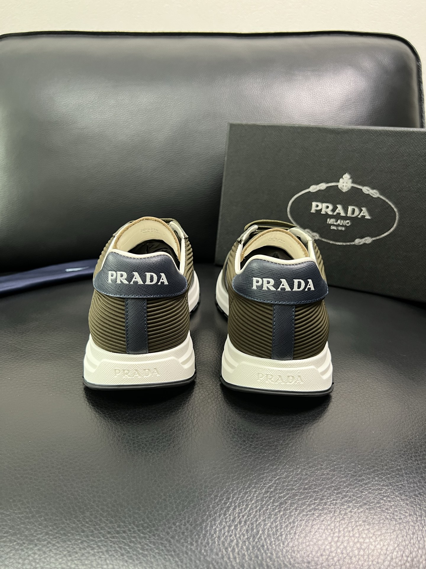 Prada 顶级工艺品，普拉达 专柜同步，原厂配置意大利进口牛皮面料，进口牛皮内里垫，透气舒适，鞋底：原