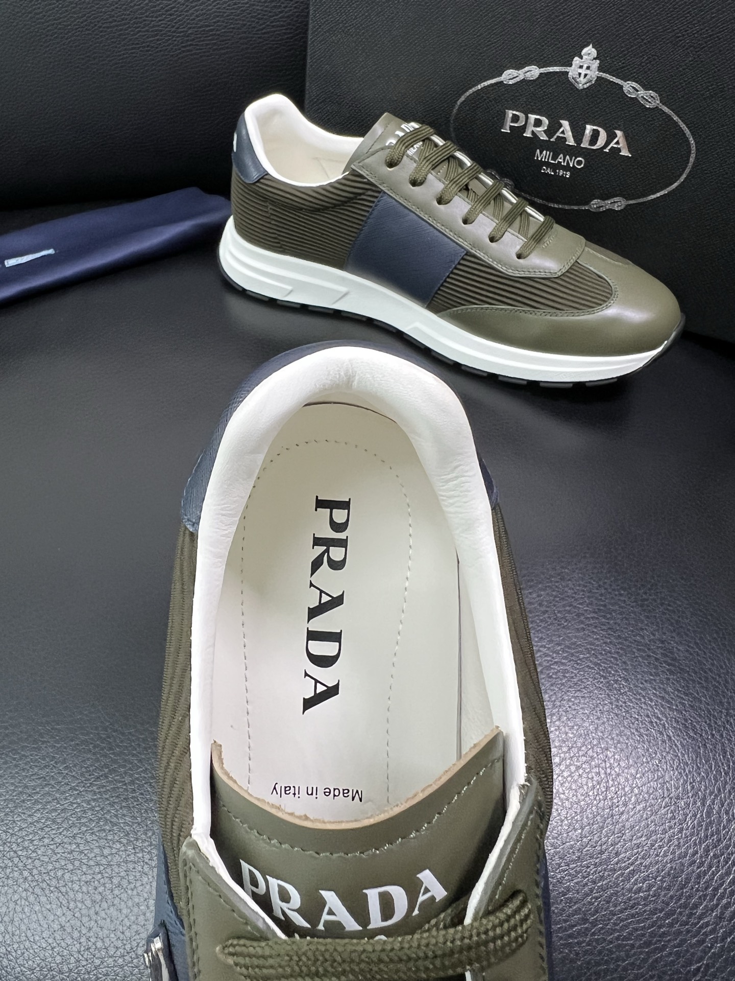Prada 顶级工艺品，普拉达 专柜同步，原厂配置意大利进口牛皮面料，进口牛皮内里垫，透气舒适，鞋底：原