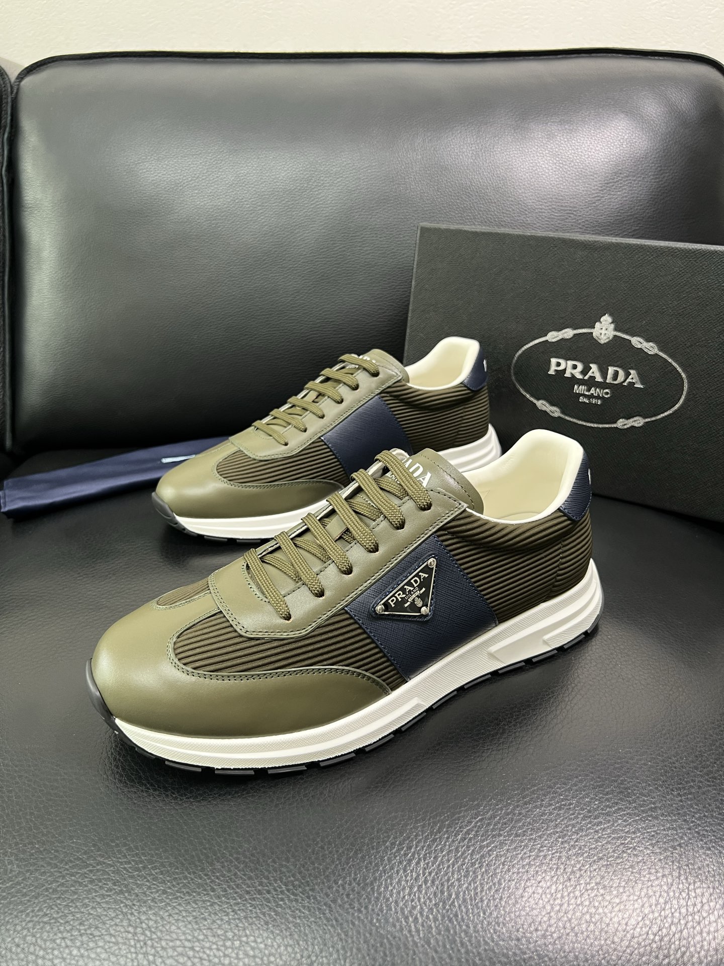 Prada 顶级工艺品，普拉达 专柜同步，原厂配置意大利进口牛皮面料，进口牛皮内里垫，透气舒适，鞋底：原