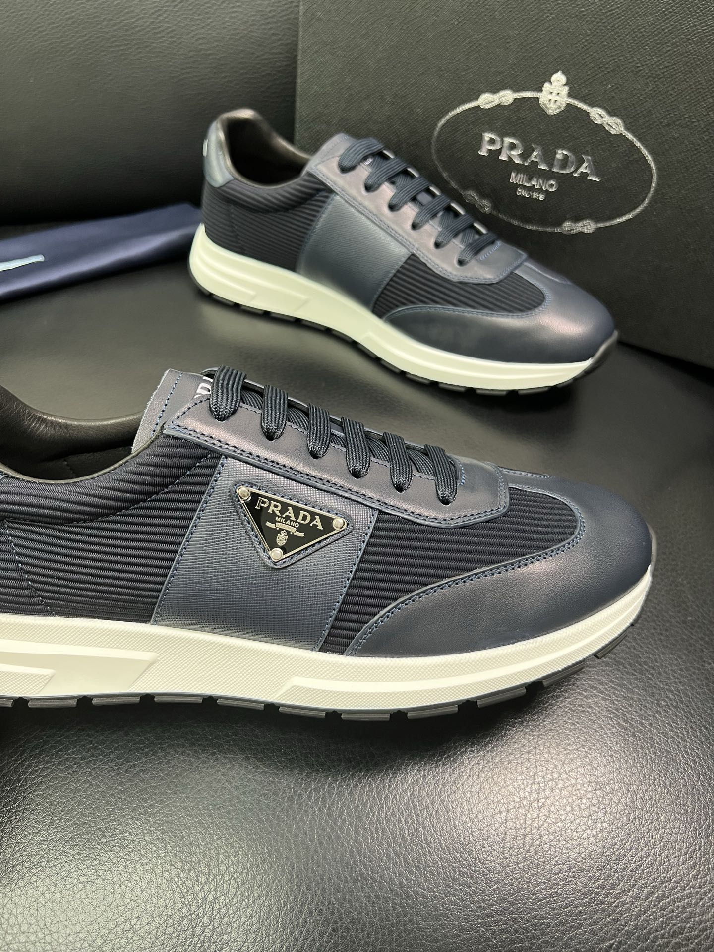 Prada 顶级工艺品，普拉达 专柜同步，原厂配置意大利进口牛皮面料，进口牛皮内里垫，透气舒适，鞋底：原
