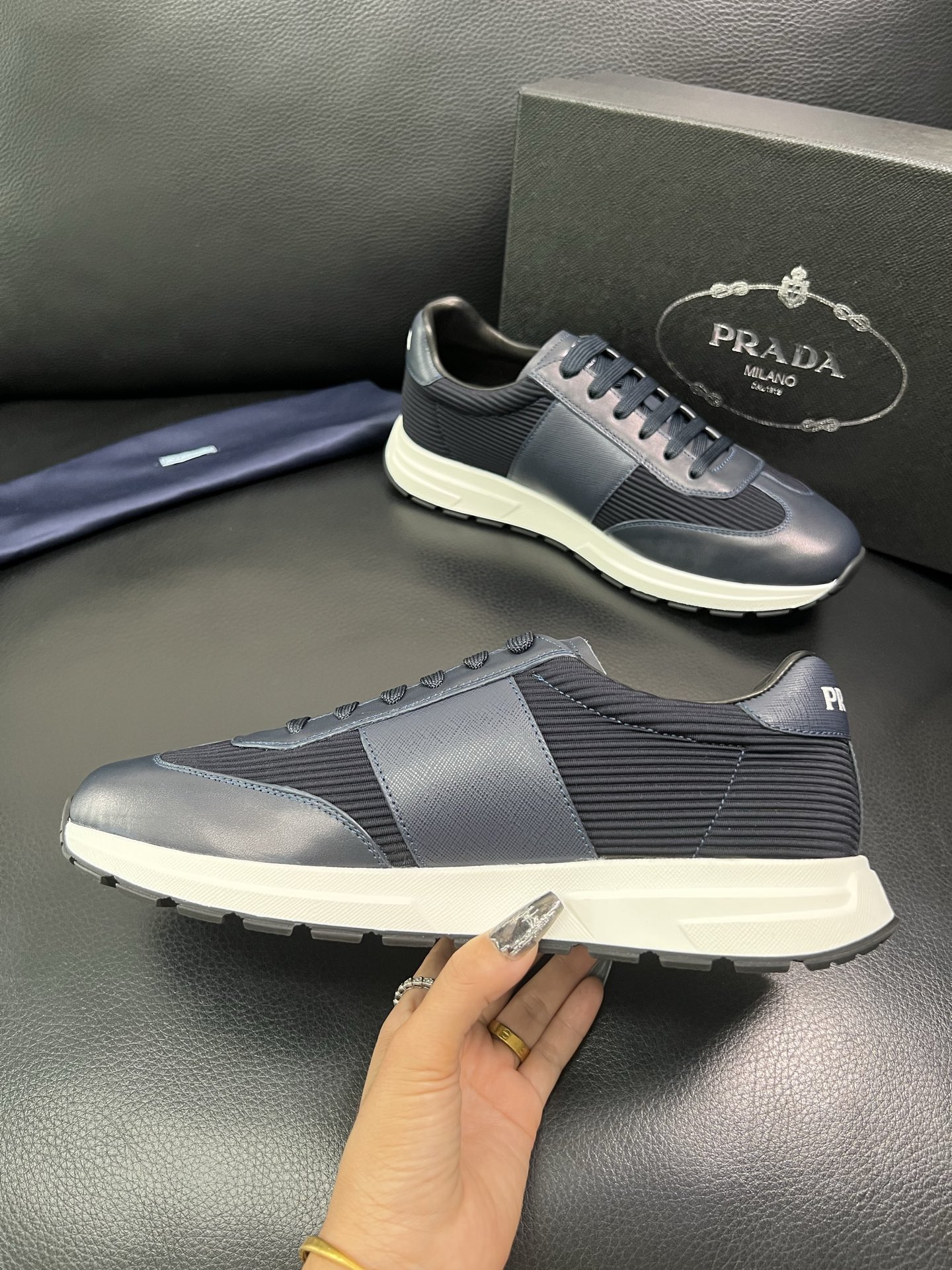 Prada 顶级工艺品，普拉达 专柜同步，原厂配置意大利进口牛皮面料，进口牛皮内里垫，透气舒适，鞋底：原