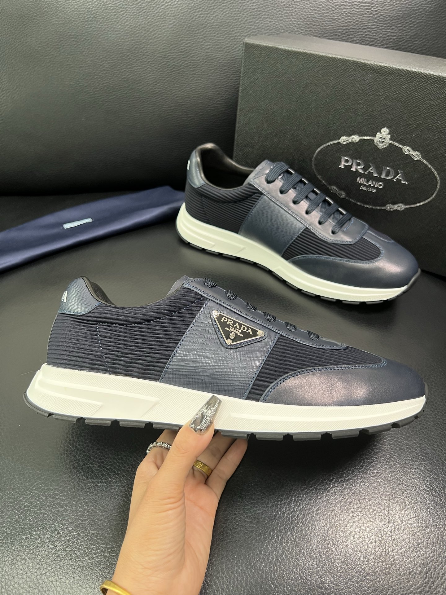 Prada 顶级工艺品，普拉达 专柜同步，原厂配置意大利进口牛皮面料，进口牛皮内里垫，透气舒适，鞋底：原