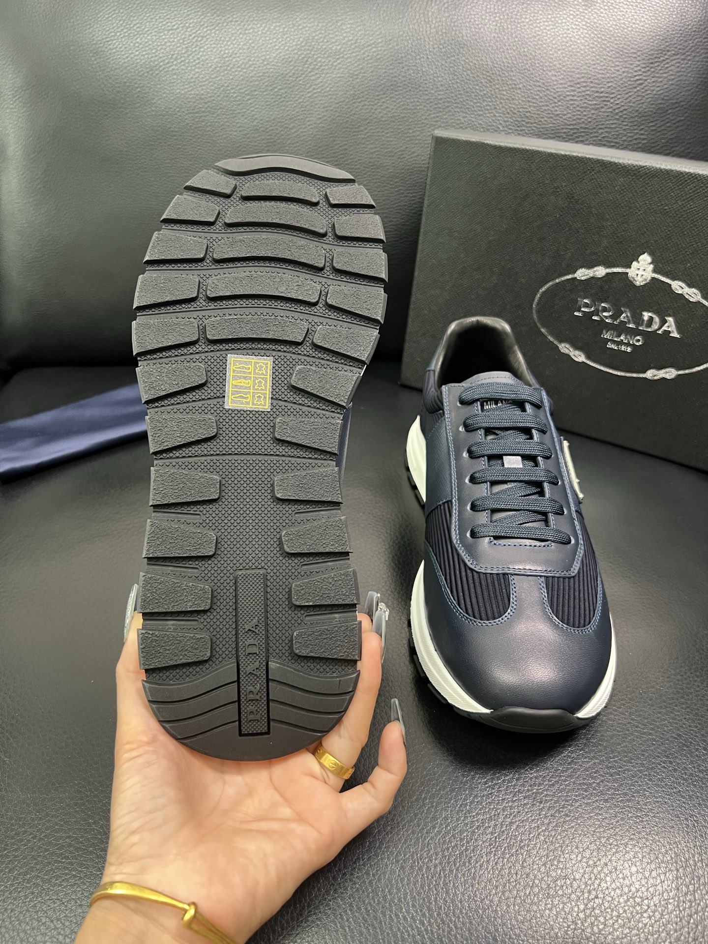 Prada 顶级工艺品，普拉达 专柜同步，原厂配置意大利进口牛皮面料，进口牛皮内里垫，透气舒适，鞋底：原
