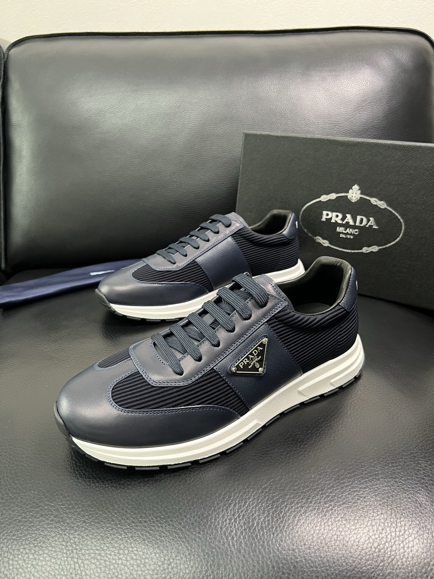 Prada 顶级工艺品，普拉达 专柜同步，原厂配置意大利进口牛皮面料，进口牛皮内里垫，透气舒适，鞋底：原