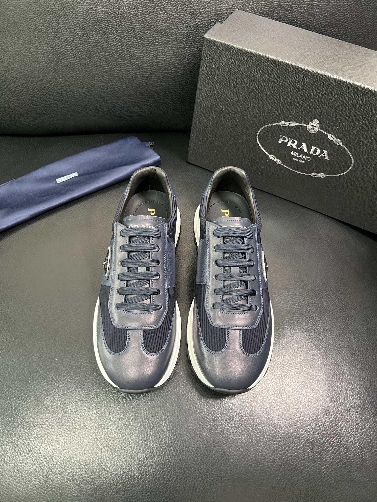 Prada 顶级工艺品，普拉达 专柜同步，原厂配置意大利进口牛皮面料，进口牛皮内里垫，透气舒适，鞋底：原