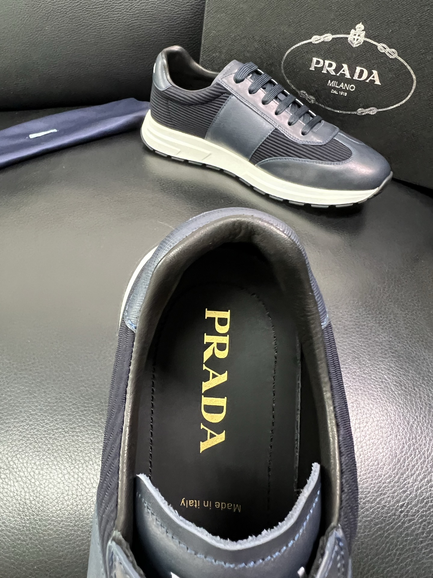 Prada 顶级工艺品，普拉达 专柜同步，原厂配置意大利进口牛皮面料，进口牛皮内里垫，透气舒适，鞋底：原