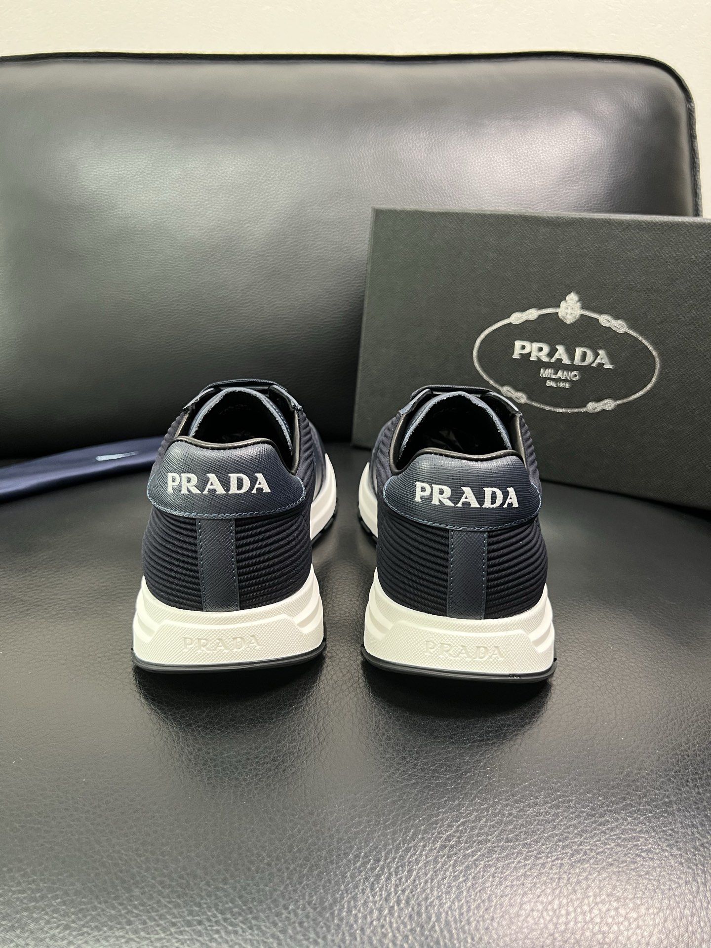 Prada 顶级工艺品，普拉达 专柜同步，原厂配置意大利进口牛皮面料，进口牛皮内里垫，透气舒适，鞋底：原