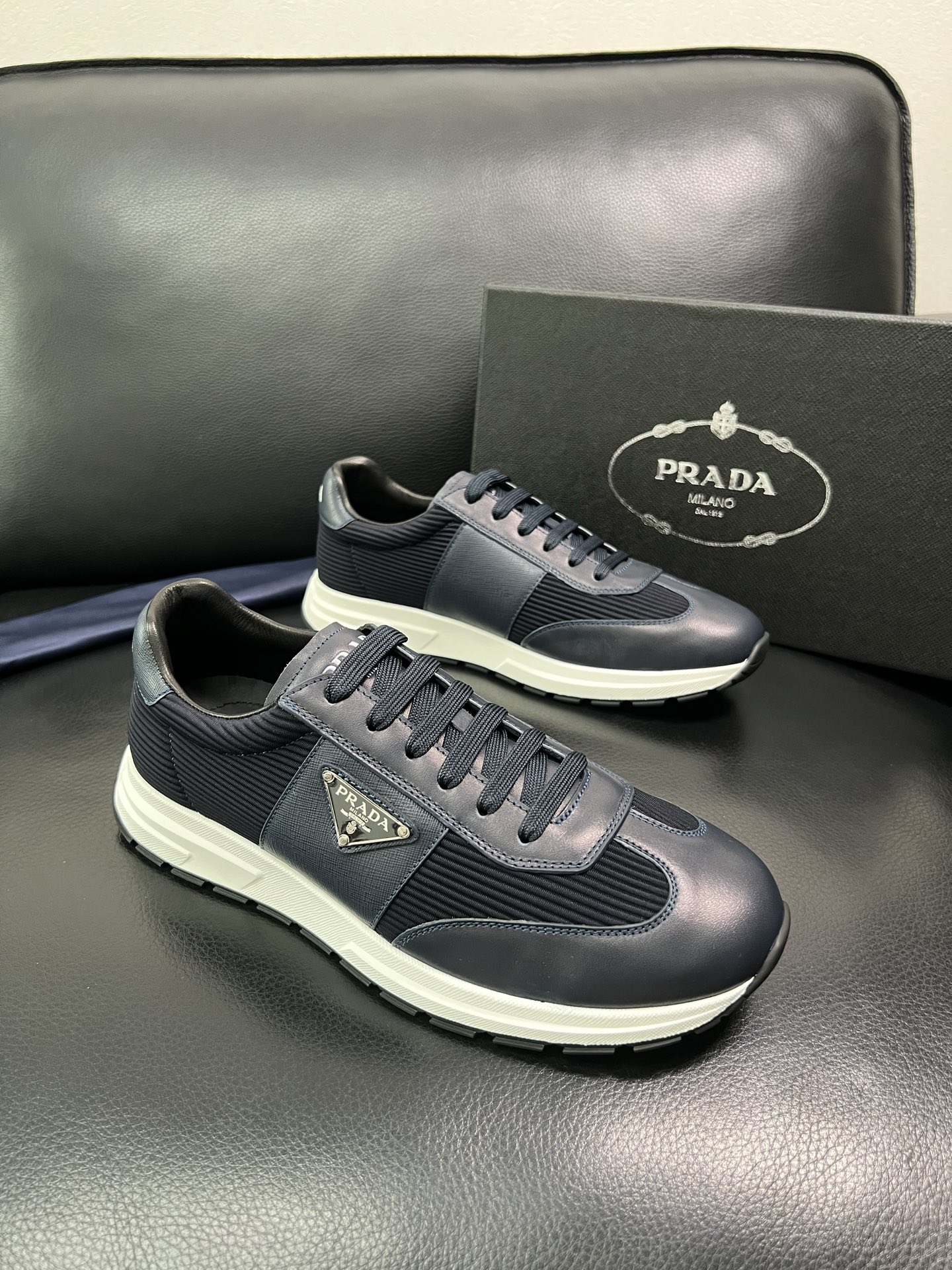 Prada 顶级工艺品，普拉达 专柜同步，原厂配置意大利进口牛皮面料，进口牛皮内里垫，透气舒适，鞋底：原
