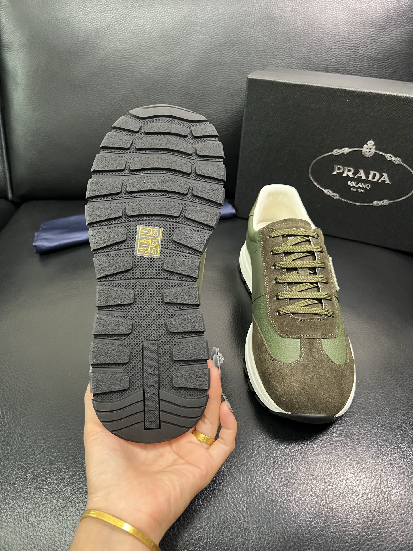 Prada 顶级工艺品，普拉达 专柜同步，原厂配置意大利进口牛皮面料，进口牛皮内里垫，透气舒适，鞋底：原