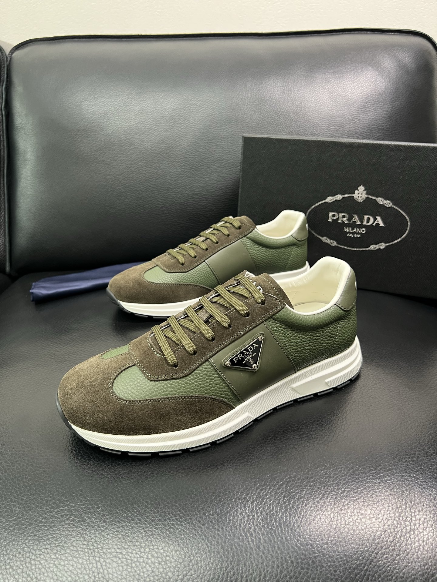 Prada 顶级工艺品，普拉达 专柜同步，原厂配置意大利进口牛皮面料，进口牛皮内里垫，透气舒适，鞋底：原