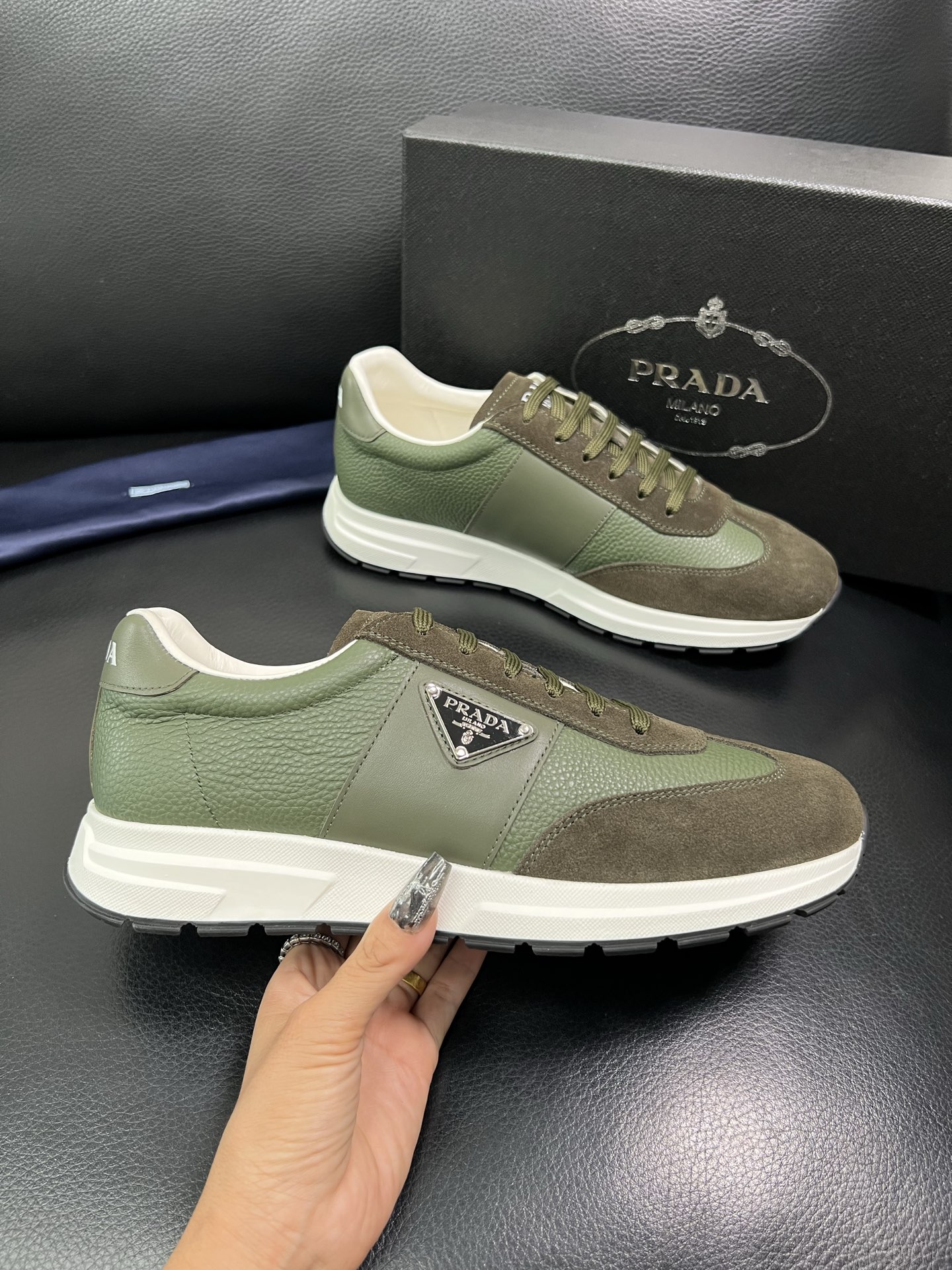 Prada 顶级工艺品，普拉达 专柜同步，原厂配置意大利进口牛皮面料，进口牛皮内里垫，透气舒适，鞋底：原