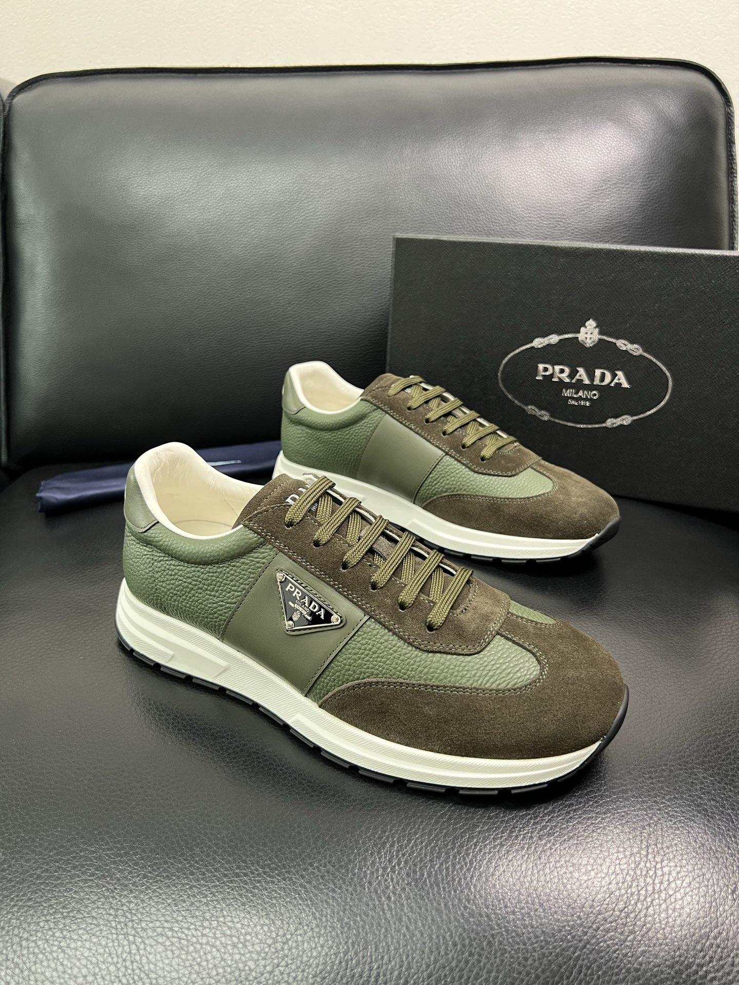 Prada 顶级工艺品，普拉达 专柜同步，原厂配置意大利进口牛皮面料，进口牛皮内里垫，透气舒适，鞋底：原